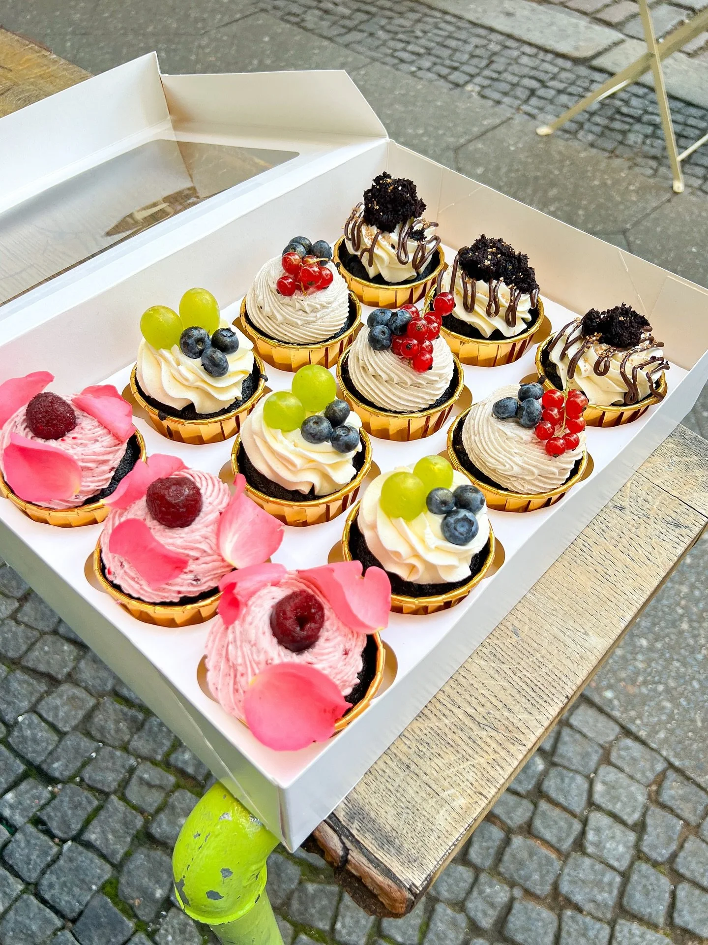 Cupcakes! 🧁🧚&zwj;♀️💗
Chocolate &bull; Cherry &bull; Vanilla &bull; Cinnamon 
A super fun box to make for a wonderful guest, these variations are available upon request so don&rsquo;t be afraid to ask 🤗 Order Form is linked in our Bio, website lau