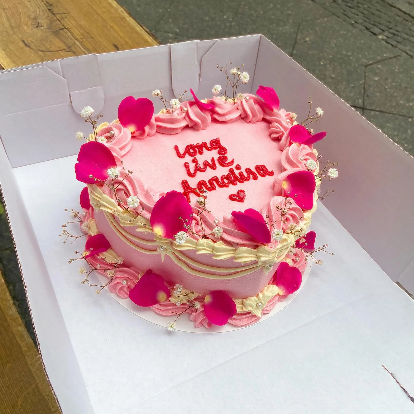 Rose and Cream 🌹
Raspberry Cake with whipped cream filling, this is our Medium Heart Size, available to order through our order form linked in our bio 😘 love you Angels 🫶🏽
📍C+ Bakery Falckensteinstra&szlig;e 35 10997 Wednesday - Sunday 10-19 💖
