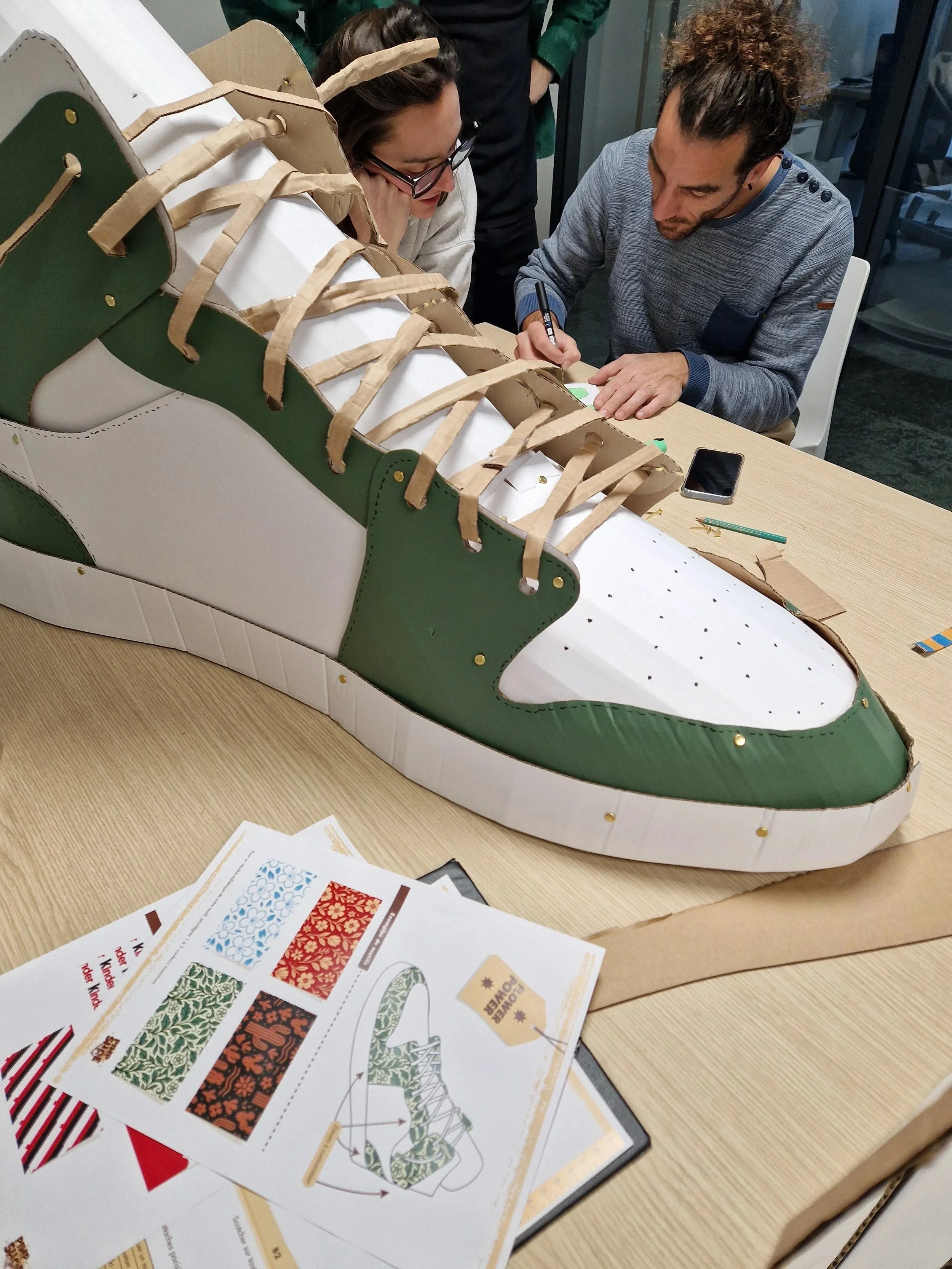 Chaussure en carton géante avec des couleurs vives pour des séminaires