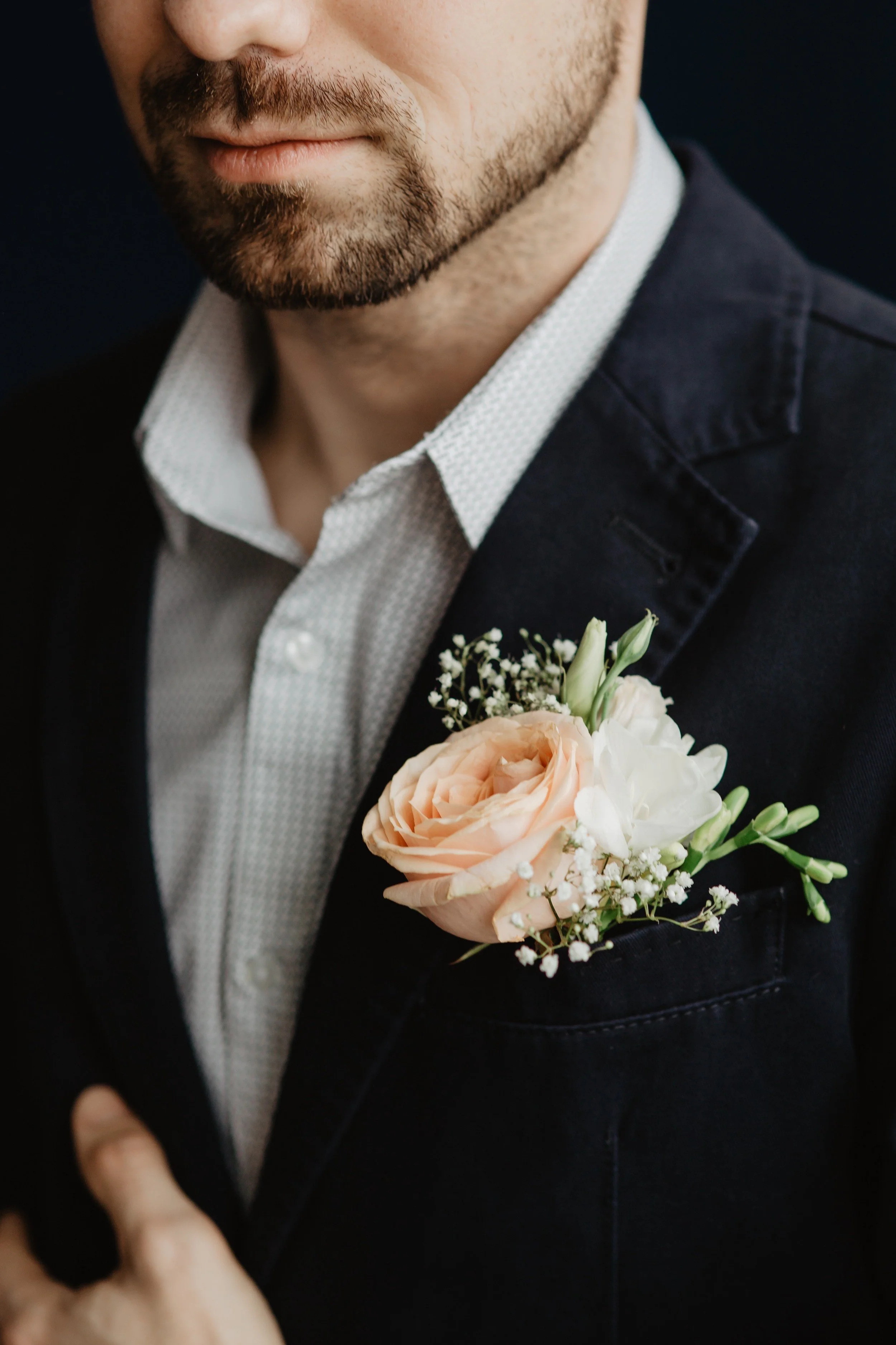 kaboompics_a-man-in-a-suit-with-flowers-in-a-boutonnire-9412.jpg