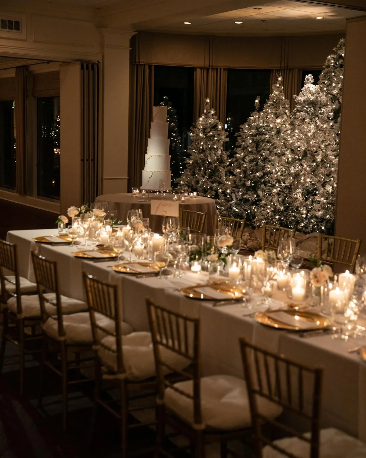 Merry&amp;Bright 🎄We had so much fun with Alex&amp;Sam  getting creative with festive&amp;whimsical word pairings for their Christmas wedding. Strolling down memory lane for today&rsquo;s Wedding Wednesday as we show off these fun details and look f