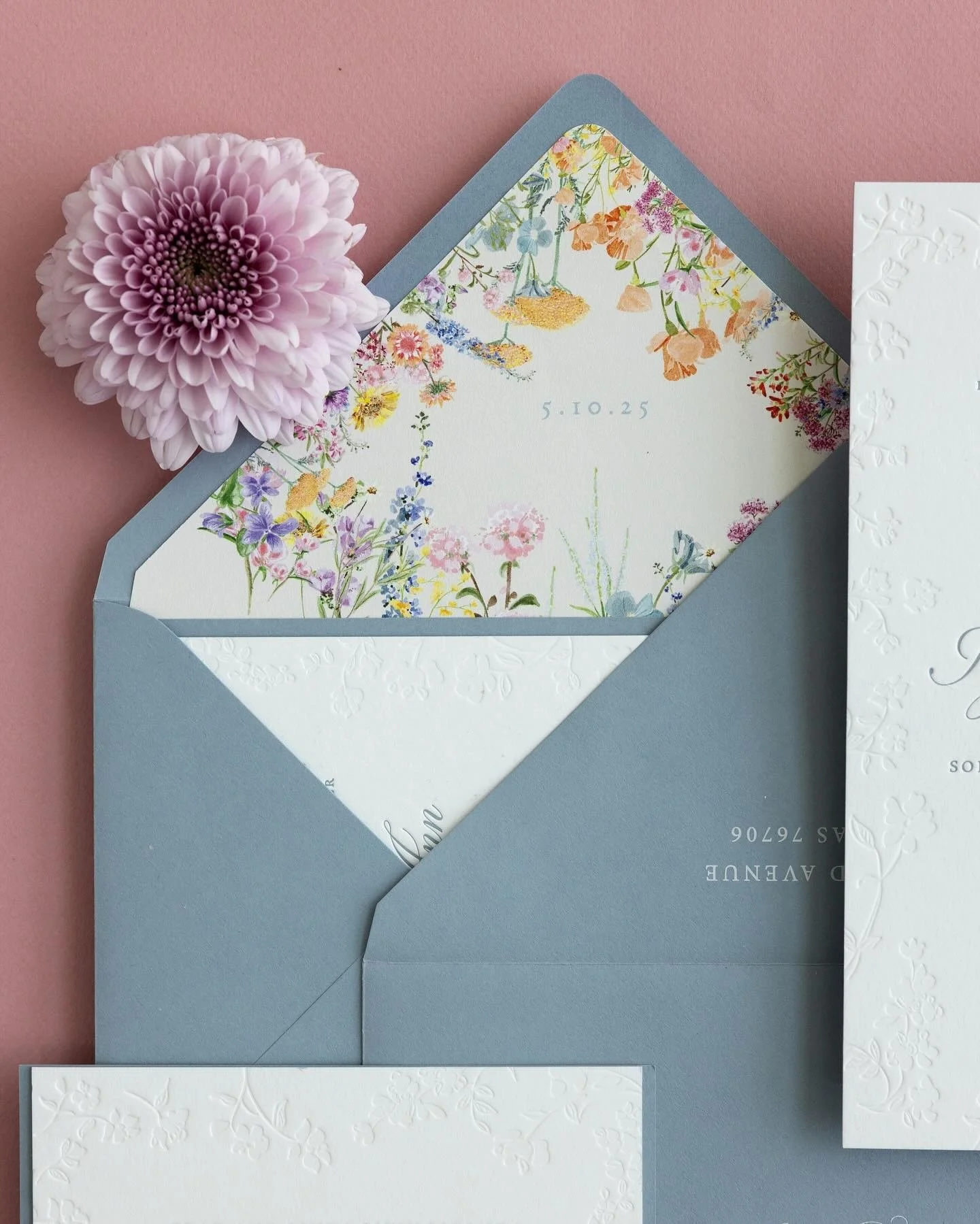 Envelope liner love. 💌 Wow your guests before they lay their eyes on the invite. From your venue to your wedding date, to your monogram and yes, even those iconic custom toile patterns, let&rsquo;s add a pop that&rsquo;s completely yours. Liners are