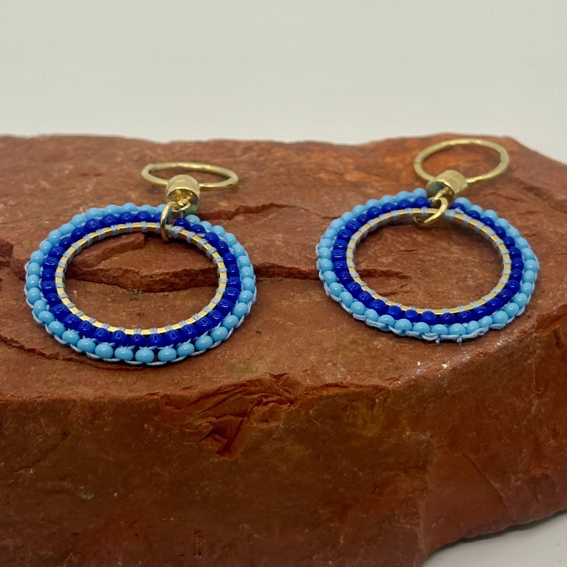 Small circle true blue and aqua