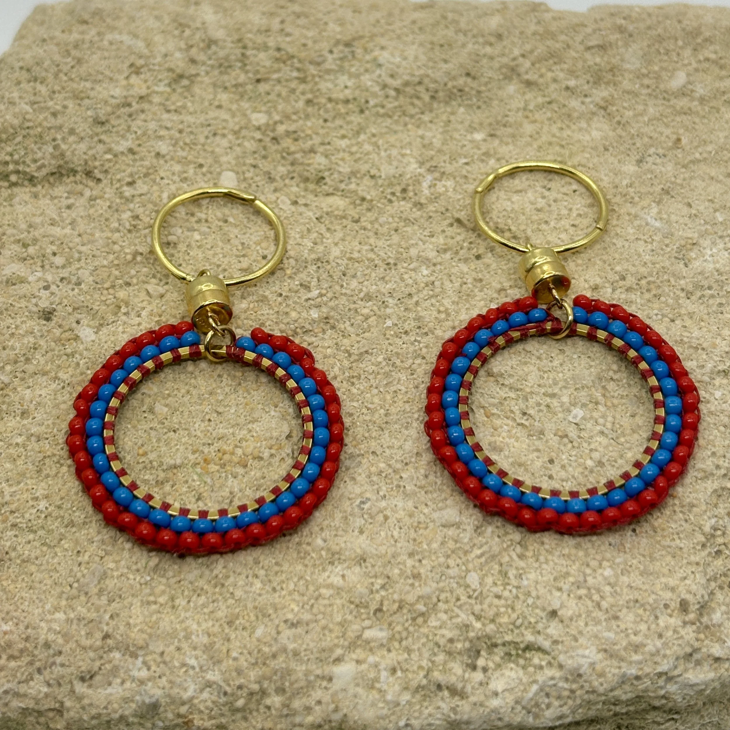 Small circle bright blue and light red