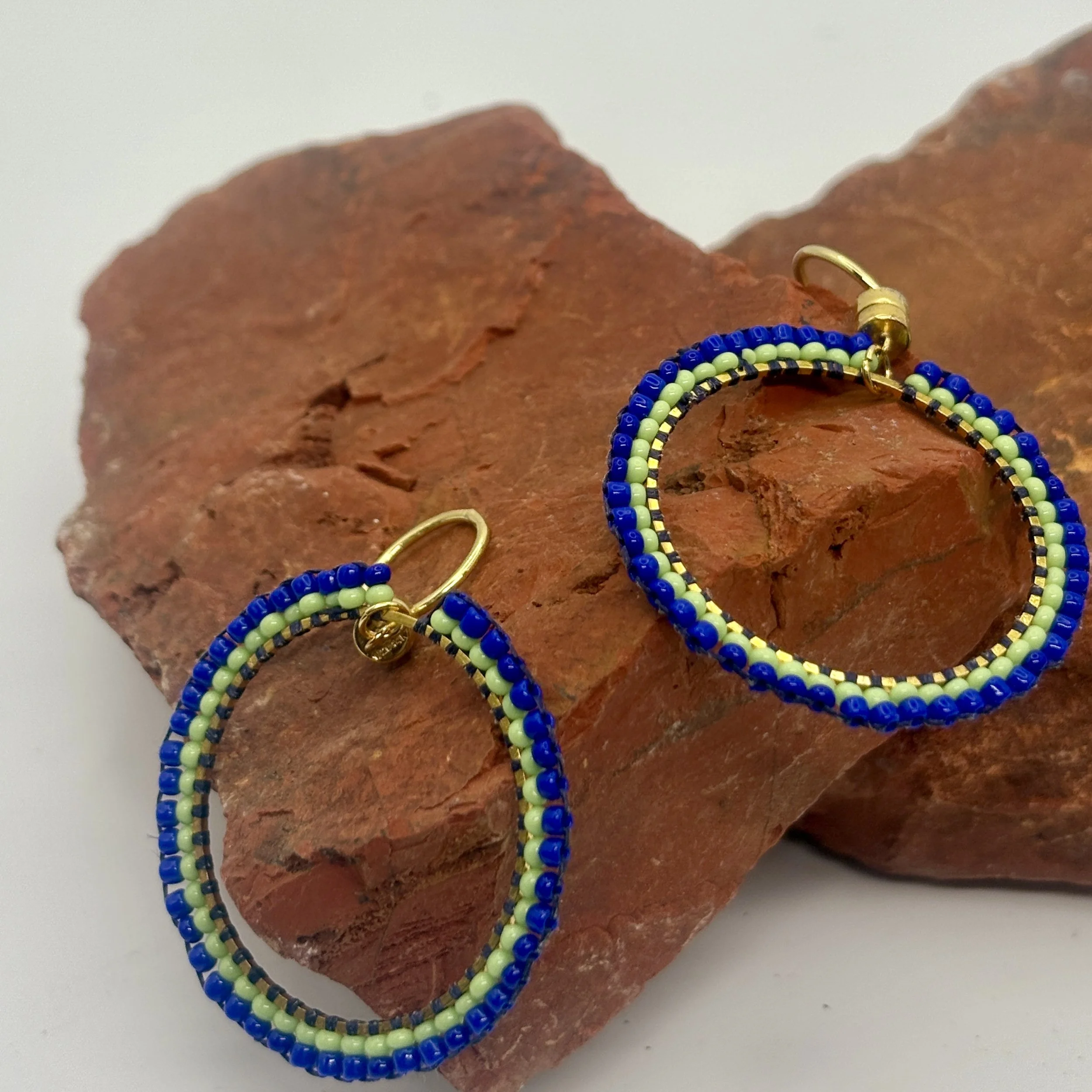 Large circle pale green and true blue