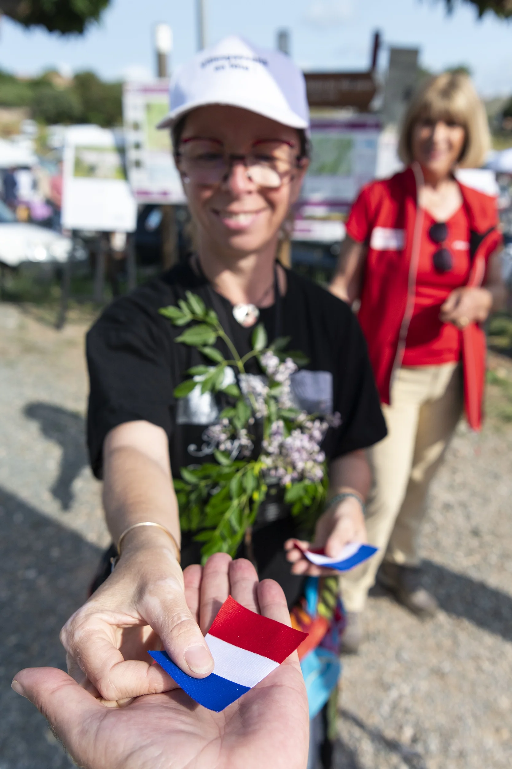 distribution de morceau d'un ruban d'inauguration après qu'il eut été coupé