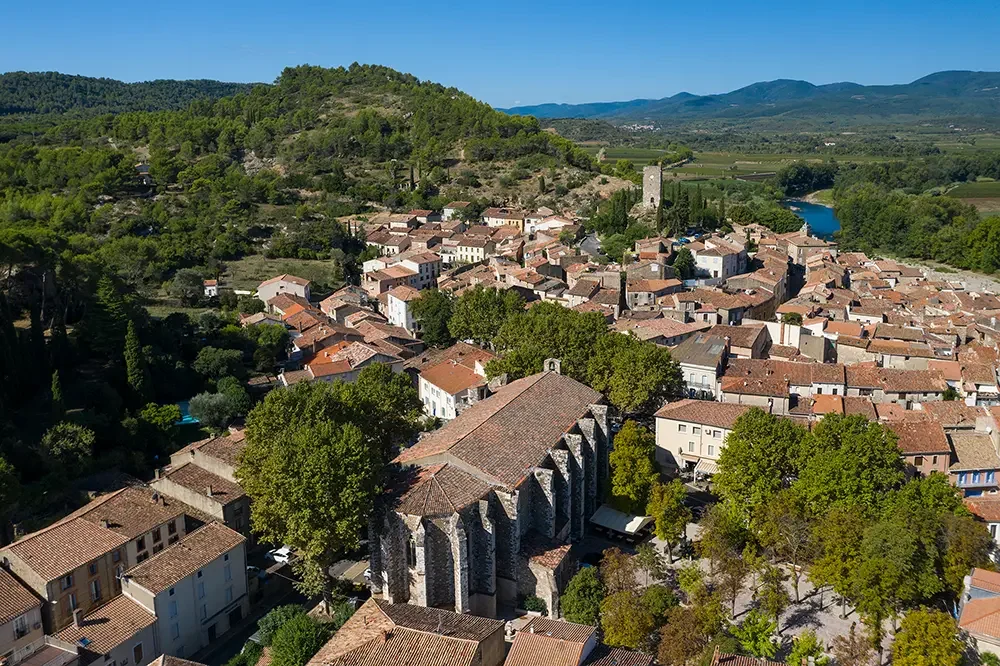 Vue aérienne drone d’un village rural en Occitanie