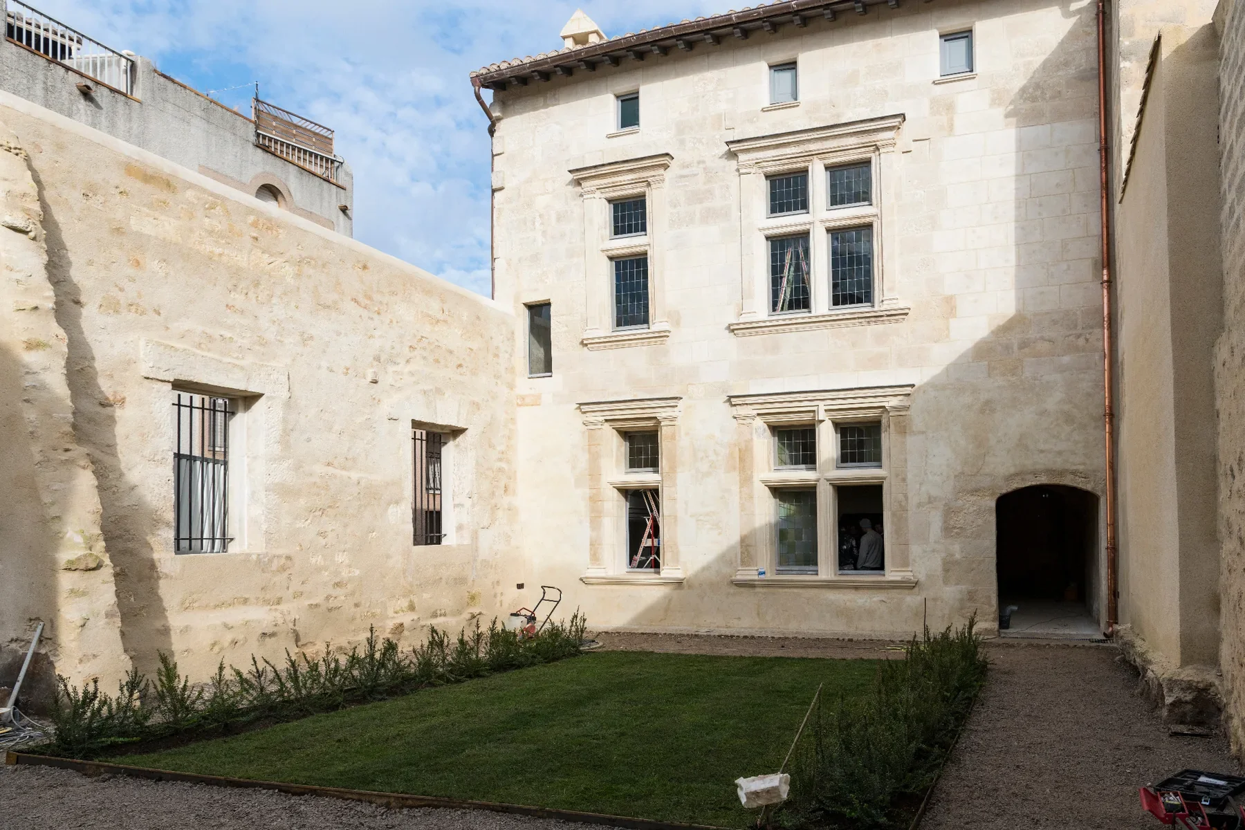 Cour du château des comtes de Melgueil à Mauguio après restauration