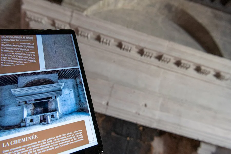 Découverte par le public de la restauration du château de Mauguio, grâce aux images d'avant chantier.