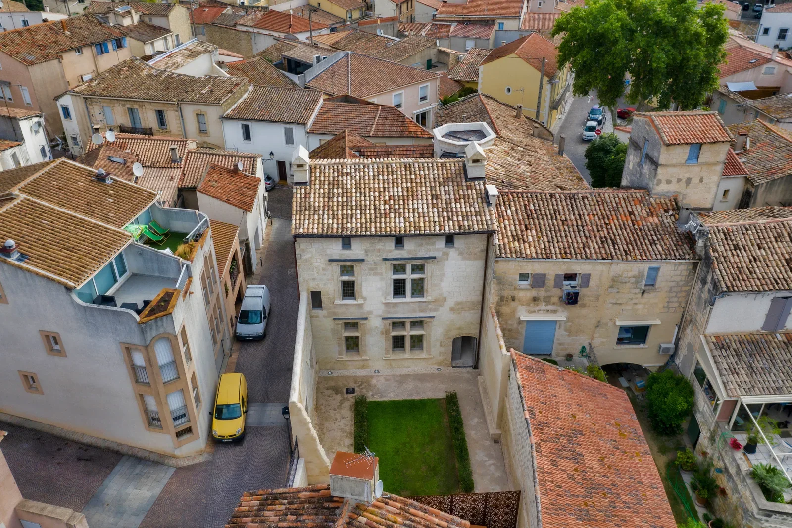 Vue aérienne par drone d’un bâtiment patrimonial restauré dans son environnement urbain