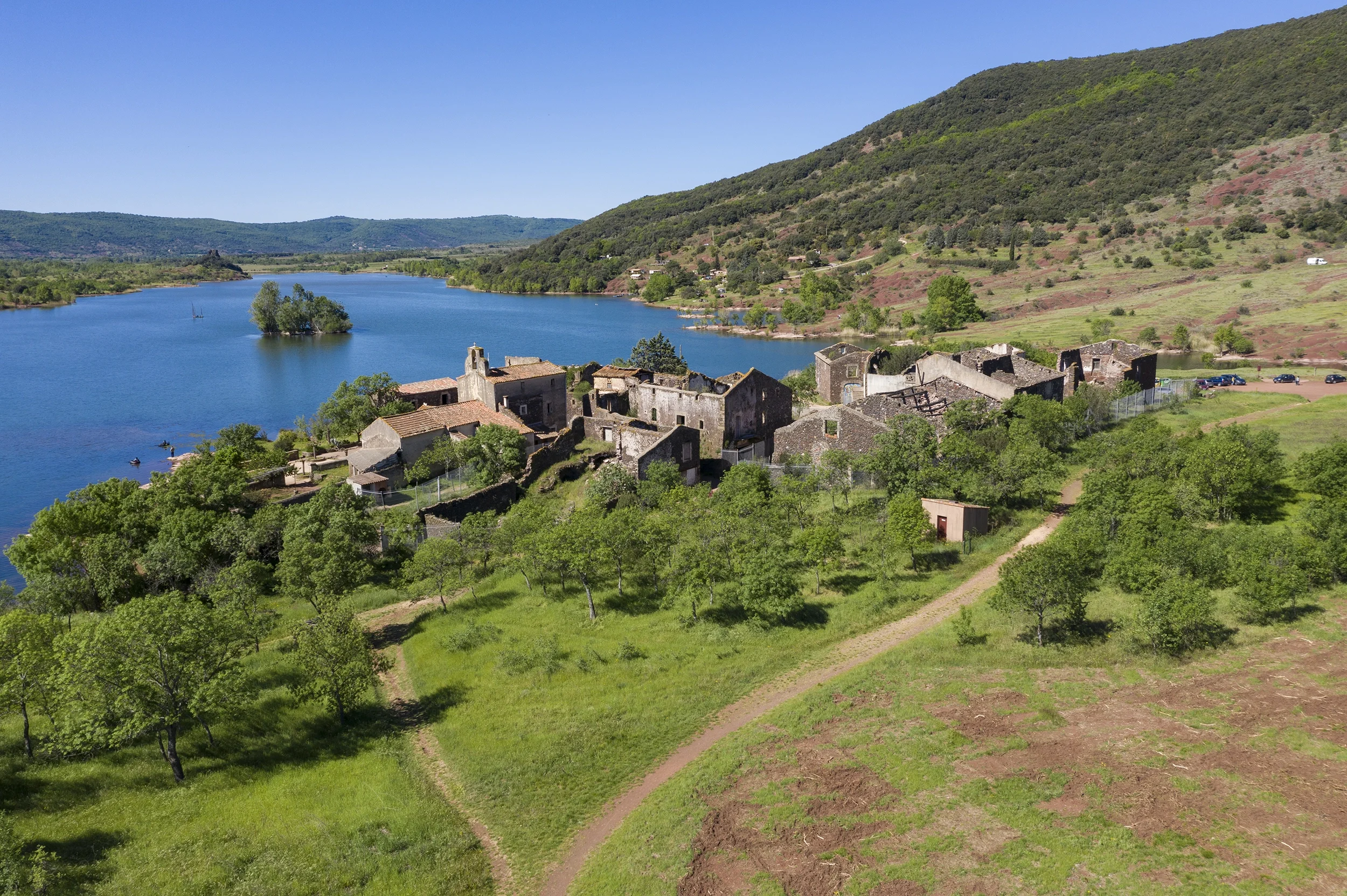 Photo drone professionnel, village de Celles, lac du Salagou, Hérault, Occitanie