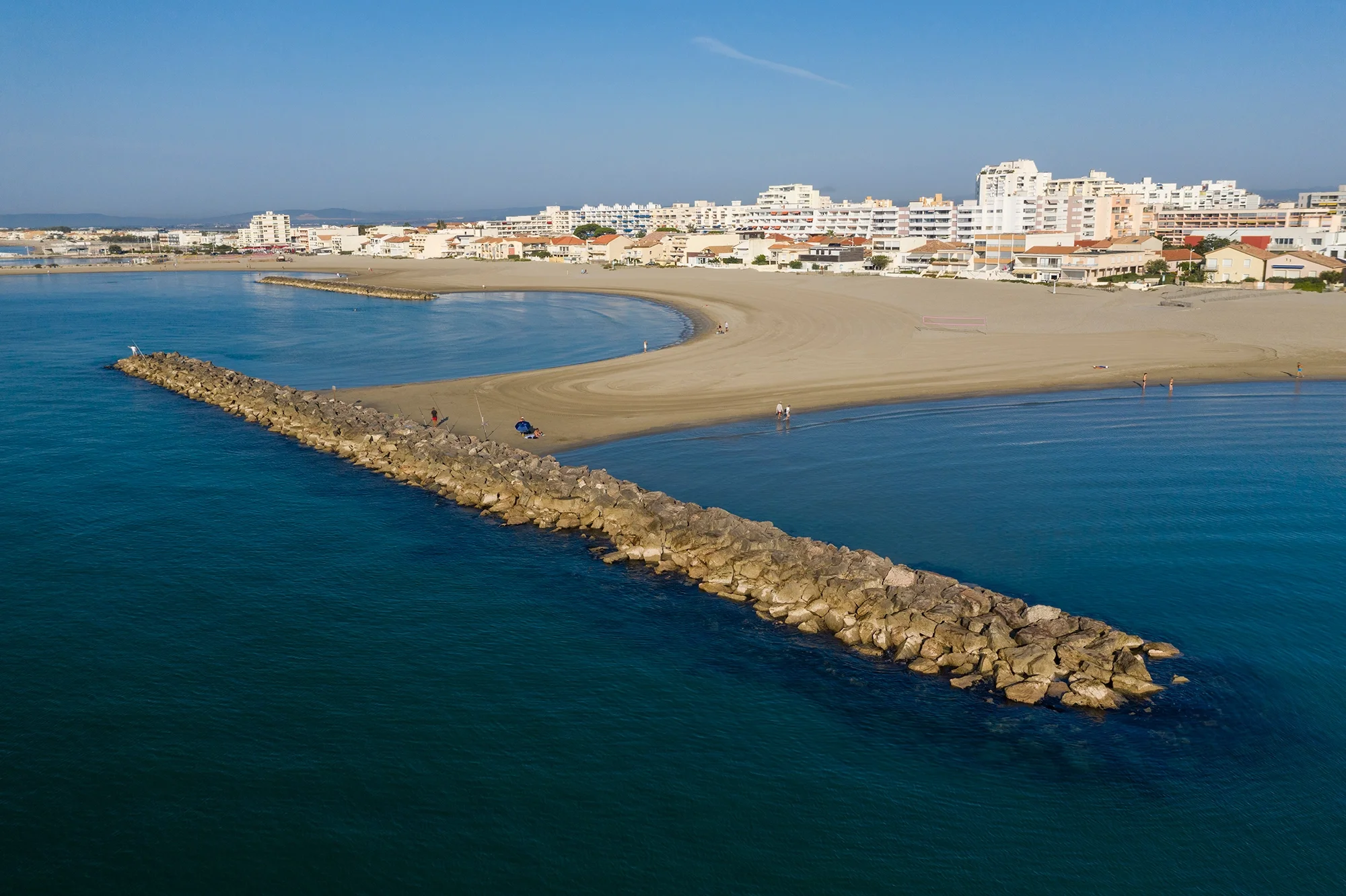 Photographie en drone pour Office de Tourisme de Mauguio-Carnon, digues de la plage de Carnon, Hérault, Occitanie