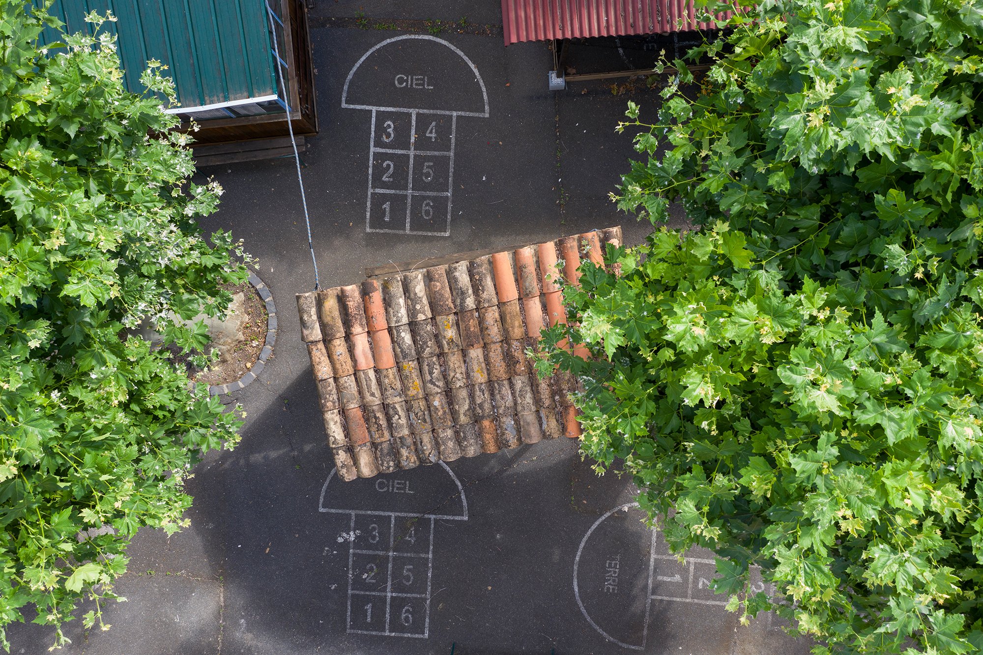 Vue aérienne d'une cours d'école dans un village du sud de l'Hérault, patrimoine rural Occitanie