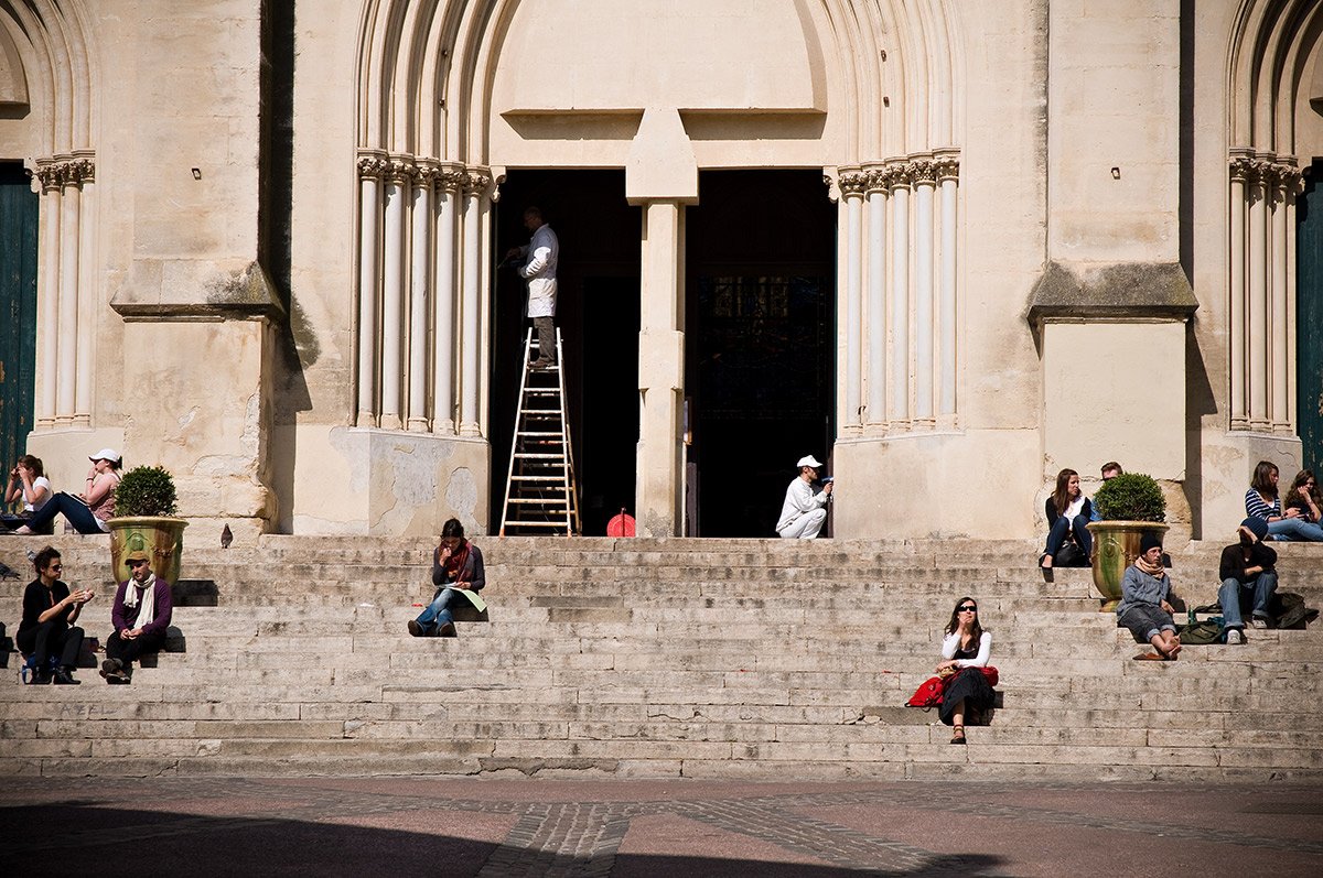 Façade de l’église Sainte-Roch à Montpellier, architecture patrimoniale avec escalier et visiteurs sur le parvis