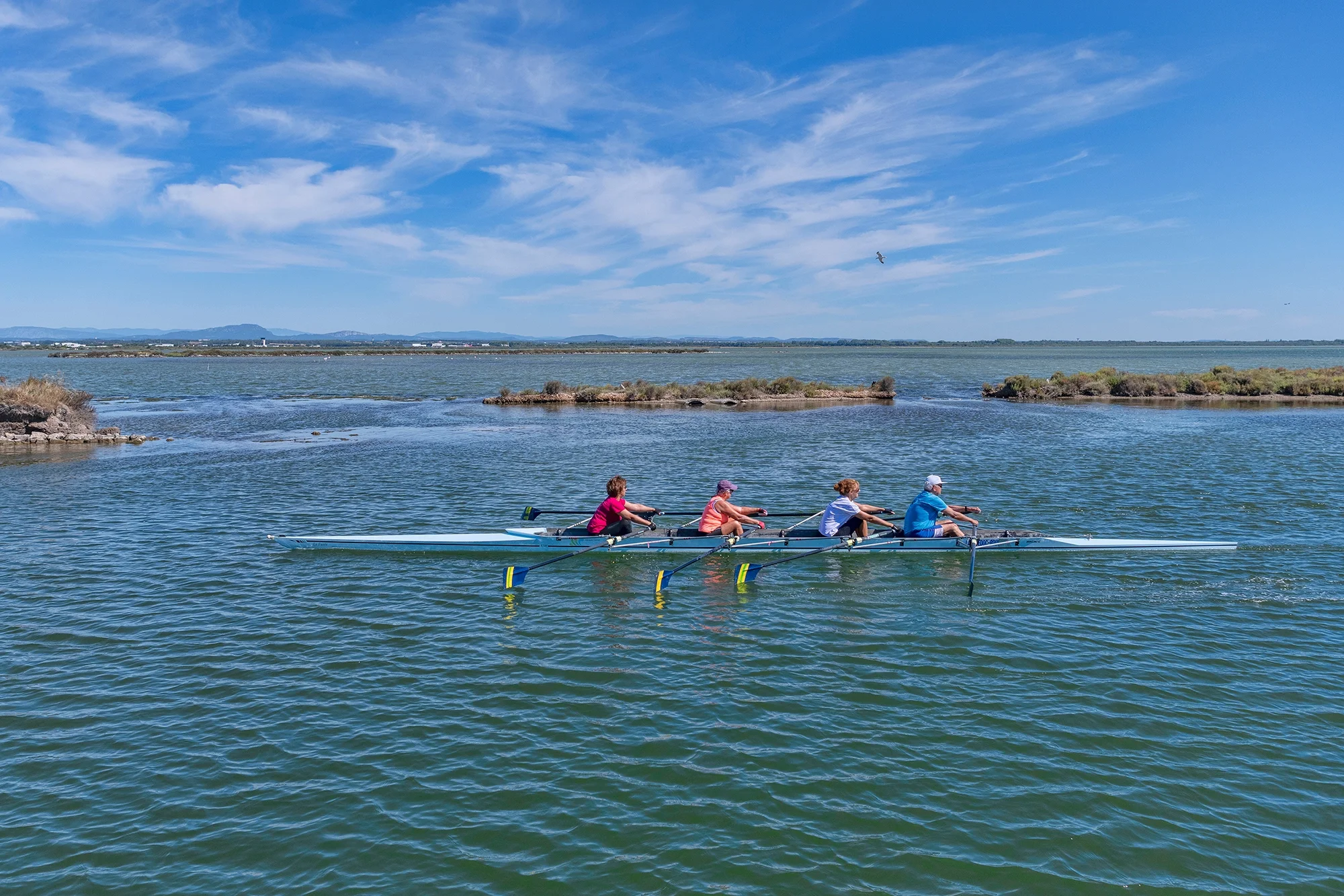 Pratique de l’aviron sur la lagune à Mauguio-Carnon dans le cadre d’une mission de valorisation territoriale