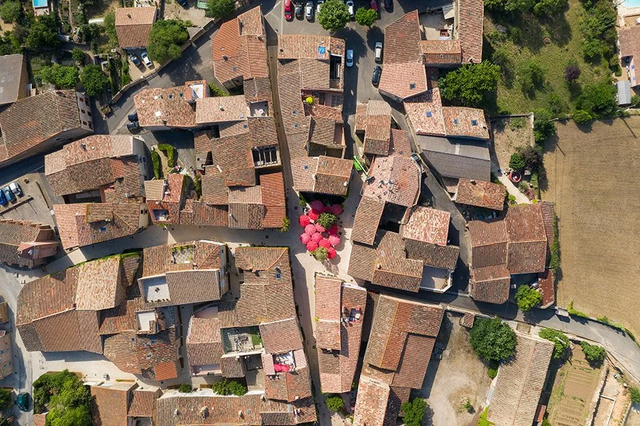 Photographie en drone, vue aérienne sur le centre du village d'Assignan, dans le sud de l'Héraut en Occitanie
