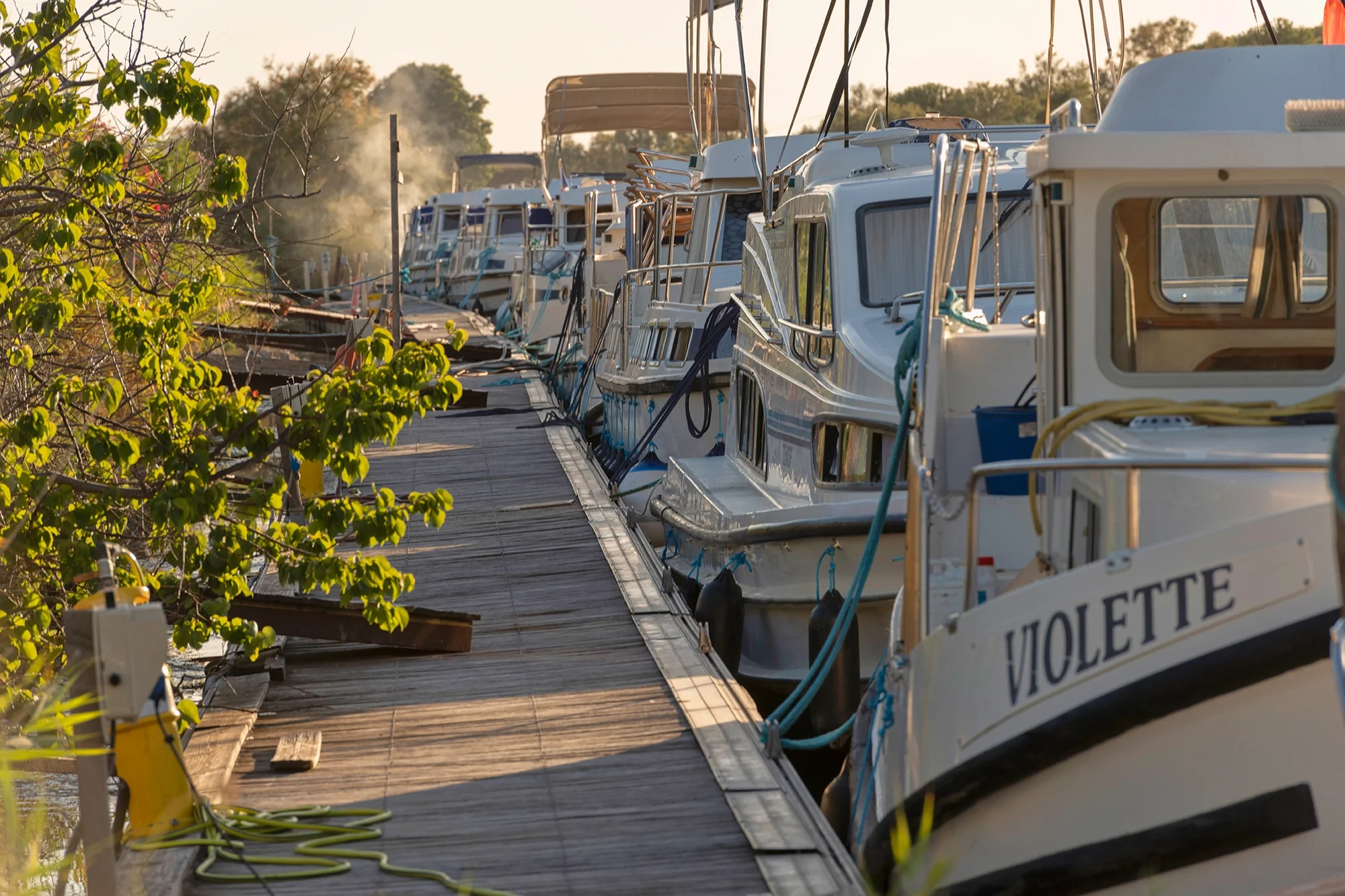 Photographe du patrimoine pour Office de Tourisme de Mauguio-Carnon, location de bateau sur canal du Rhône à Sète pour visiter le canal du midi, Hérault, Occitanie