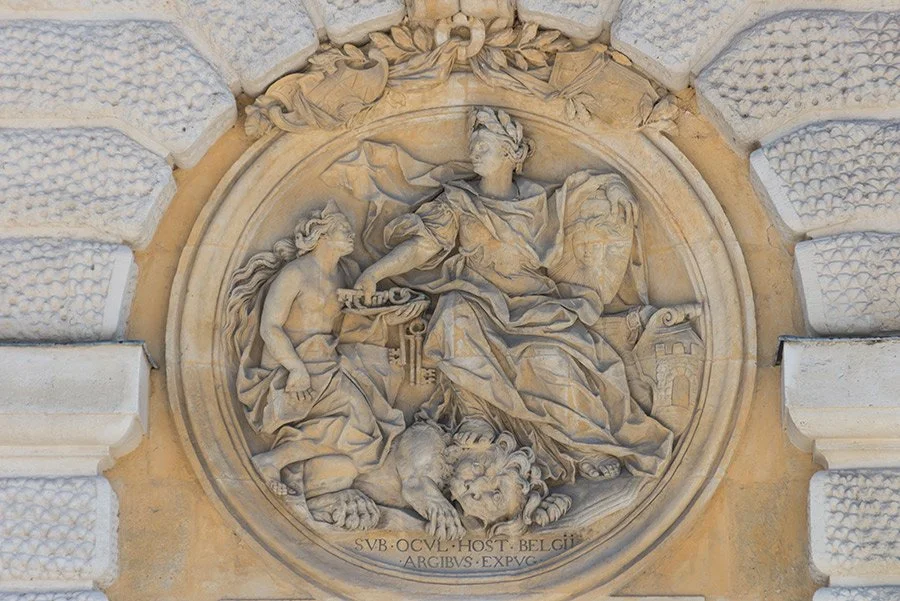 Sculpture en pierre de l’arc de triomphe de Montpellier, détail d’ornement du patrimoine monumental