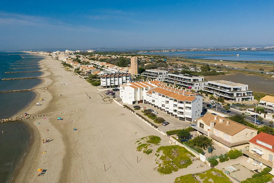 Vue drone de Carnon plage montrant le front de mer en première ligne et l’aménagement du littoral près de Montpellier