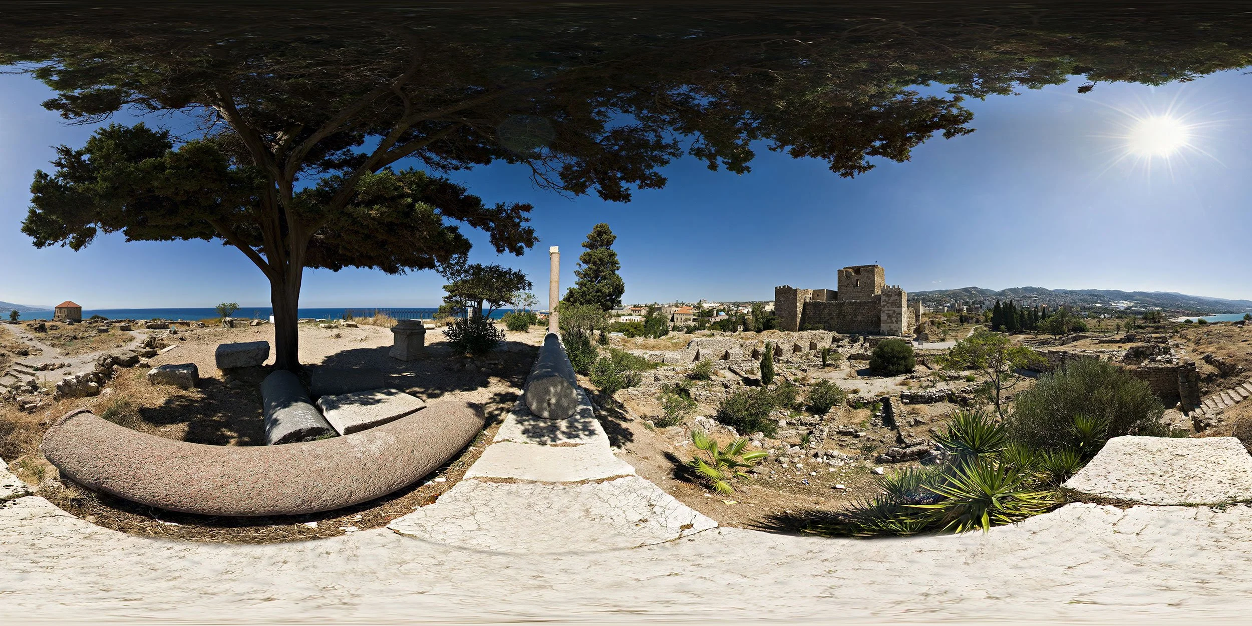 La colonnade romaine et la tombe du roi Ahiram, site archéologique de Byblos, Liban