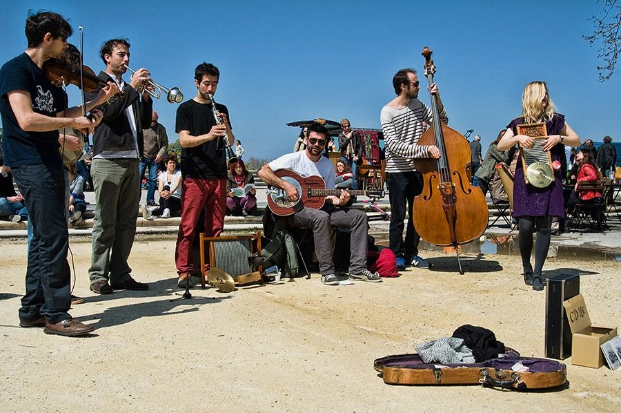 Scène de musiciens au parc du Peyrou à Montpellier pendant les brocantes dominicales, animation culturelle dans un site patrimonial