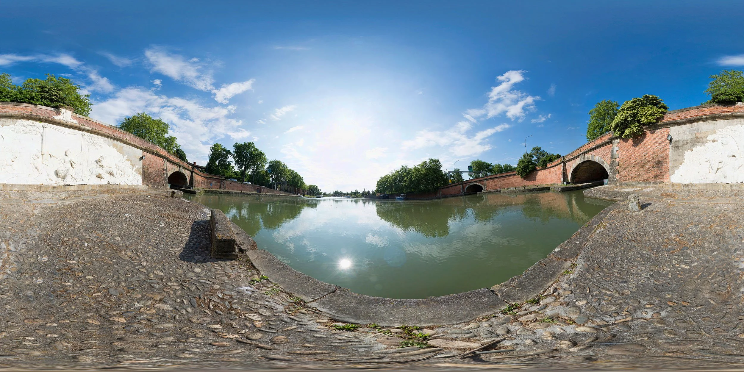 Photographie à 360 du pont-jumeaux à Toulouse, capitale de l'Occitanie