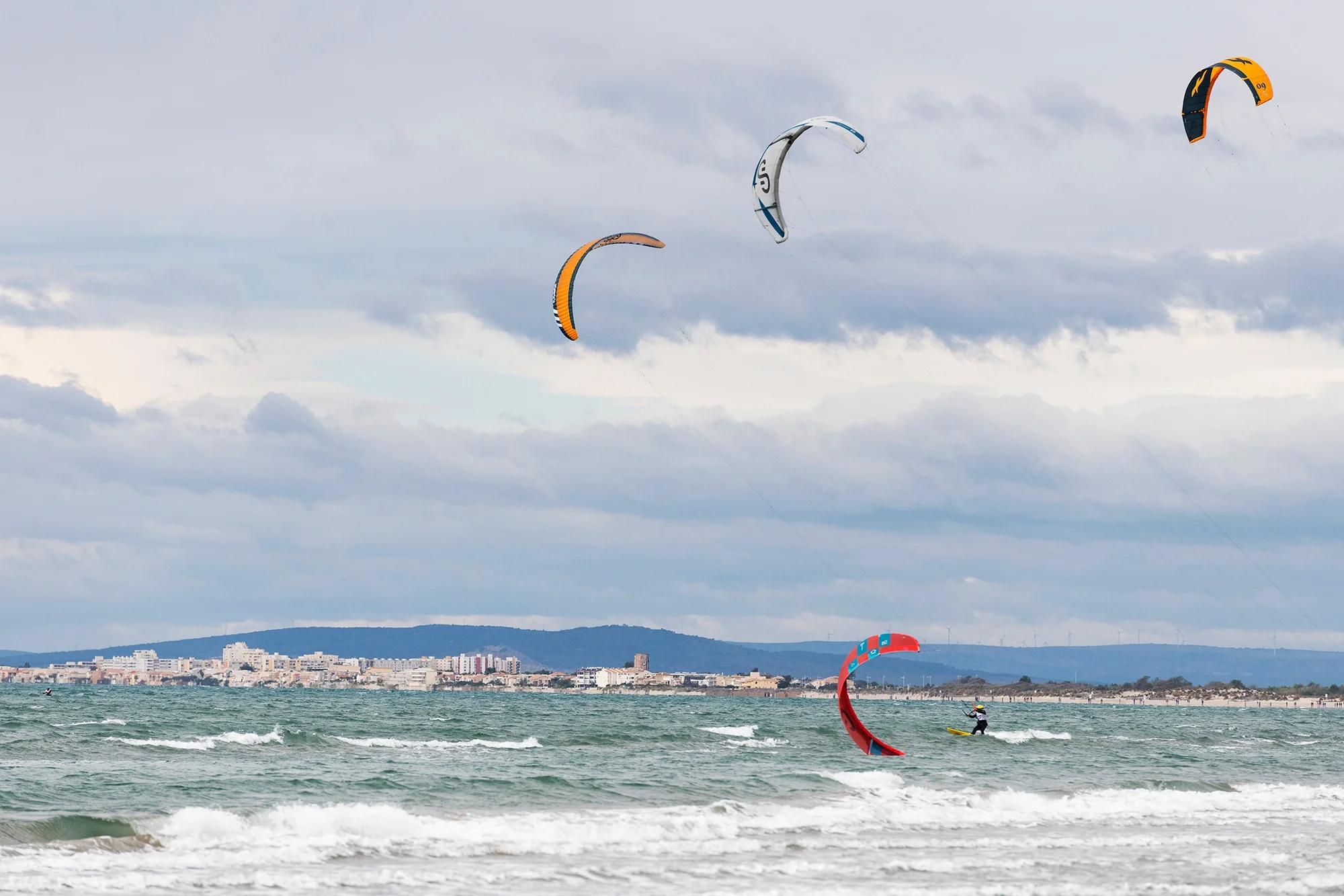 Photographie compétition de kite surf pour Office de Tourisme de Mauguio-Carnon, vue sur Carnon depuis la Grande-Motte, Hérault, Occitanie