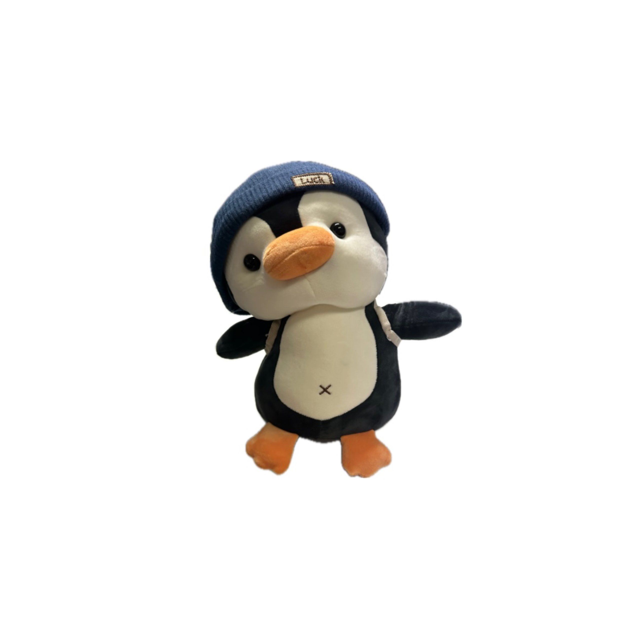 Plüschtier eines Pinguins mit blauer Mütze gegen weißen Hintergrund.