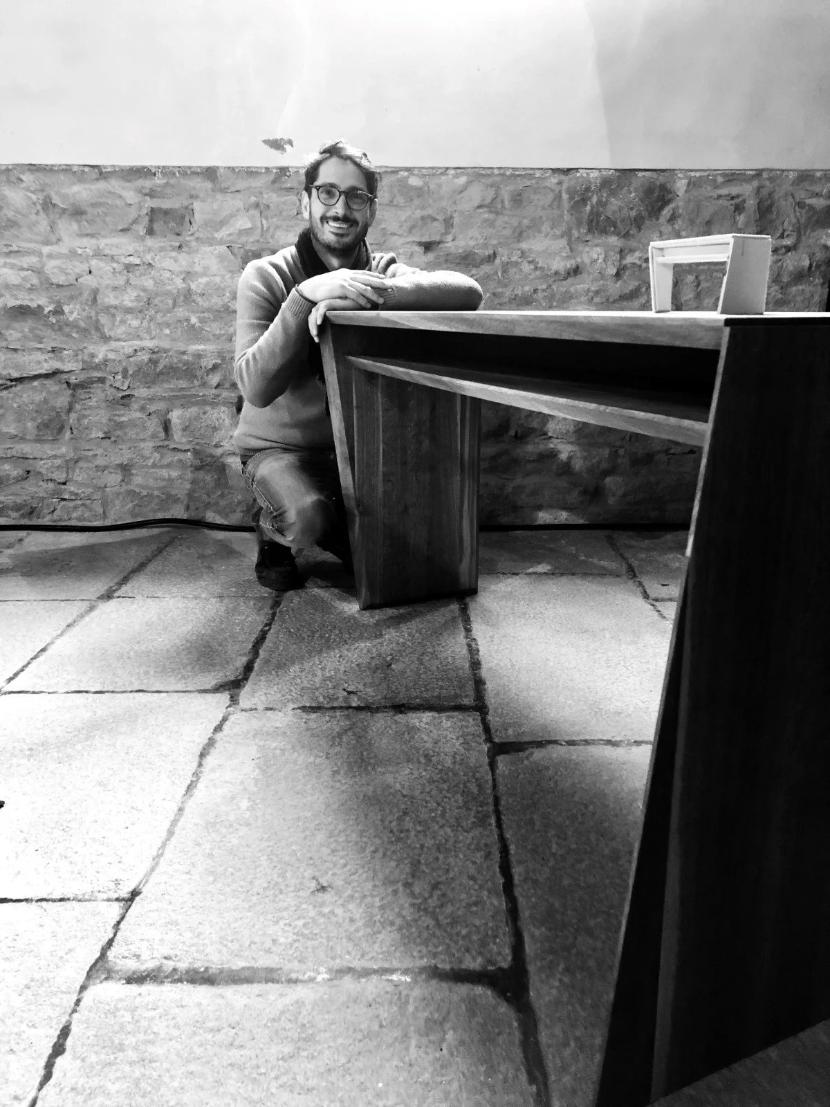 Raphaël Loubaton, ébéniste designer créateur et fondateur de l'Atelier Rulinen, avec une pièce de sa collection Plié Bureau, en Côtes d'Armor, Bretagne.