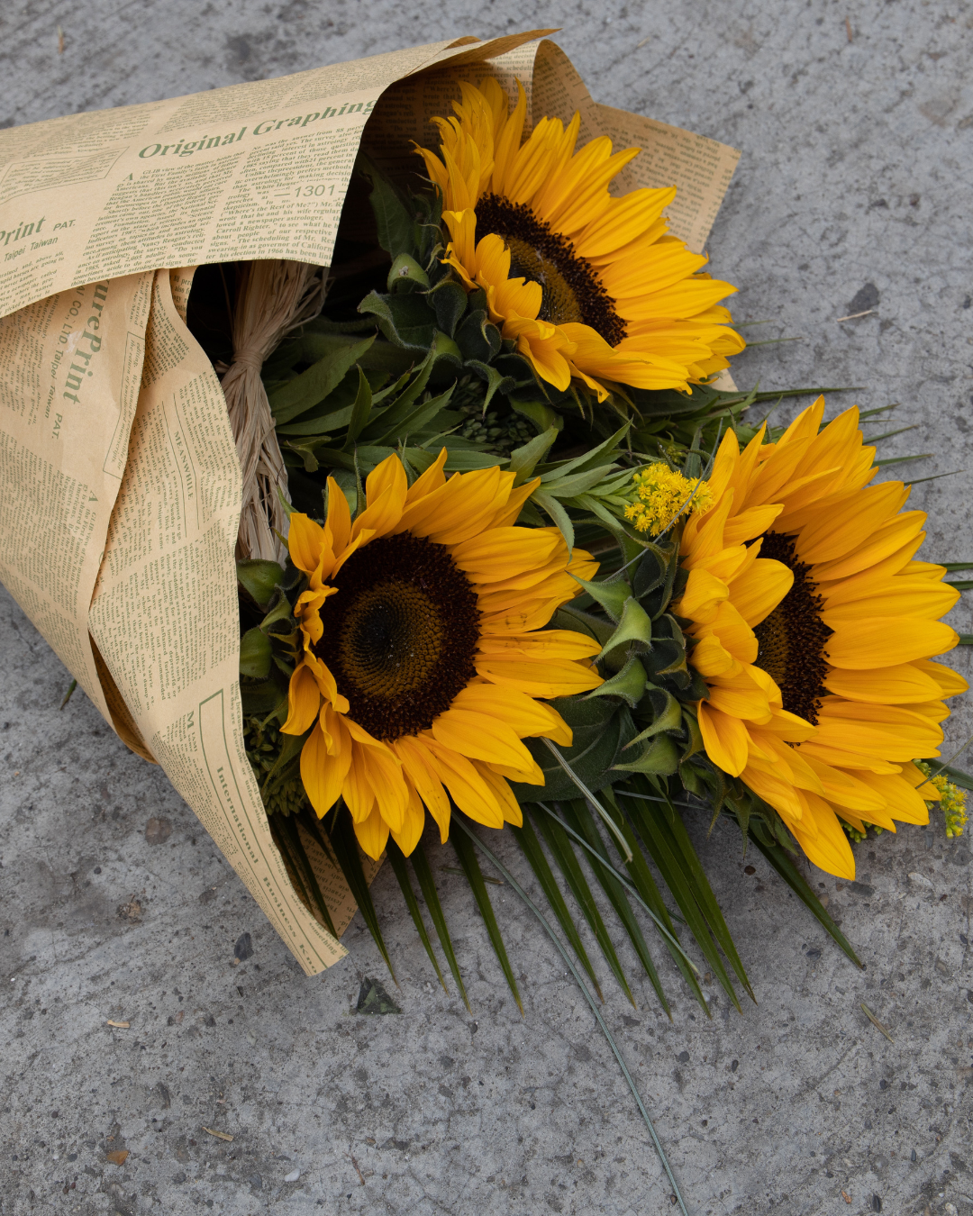Sunflower Seed Oil: A lightweight carrier oil rich in vitamin E. Sunflower seed oil protects the skin's barrier and keeps moisture locked in without feeling greasy.