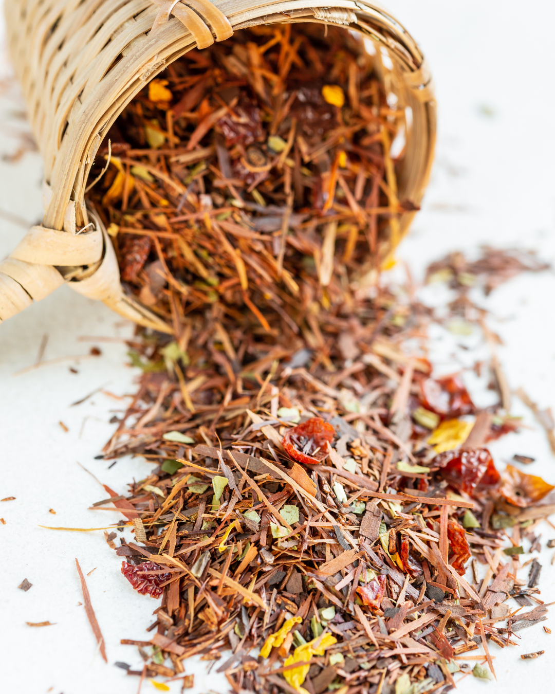 Rooibos Extract: Proudly South African. Rich in antioxidants and anti-inflammatory properties, rooibos soothes irritated skin and protects against oxidative stress.