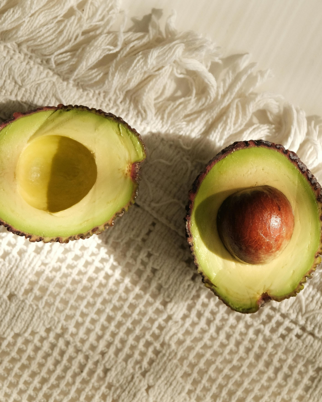 Avocado: Dense in vitamins B, D and E, avocado oil penetrates deeply to nourish and regenerate dry or mature skin.