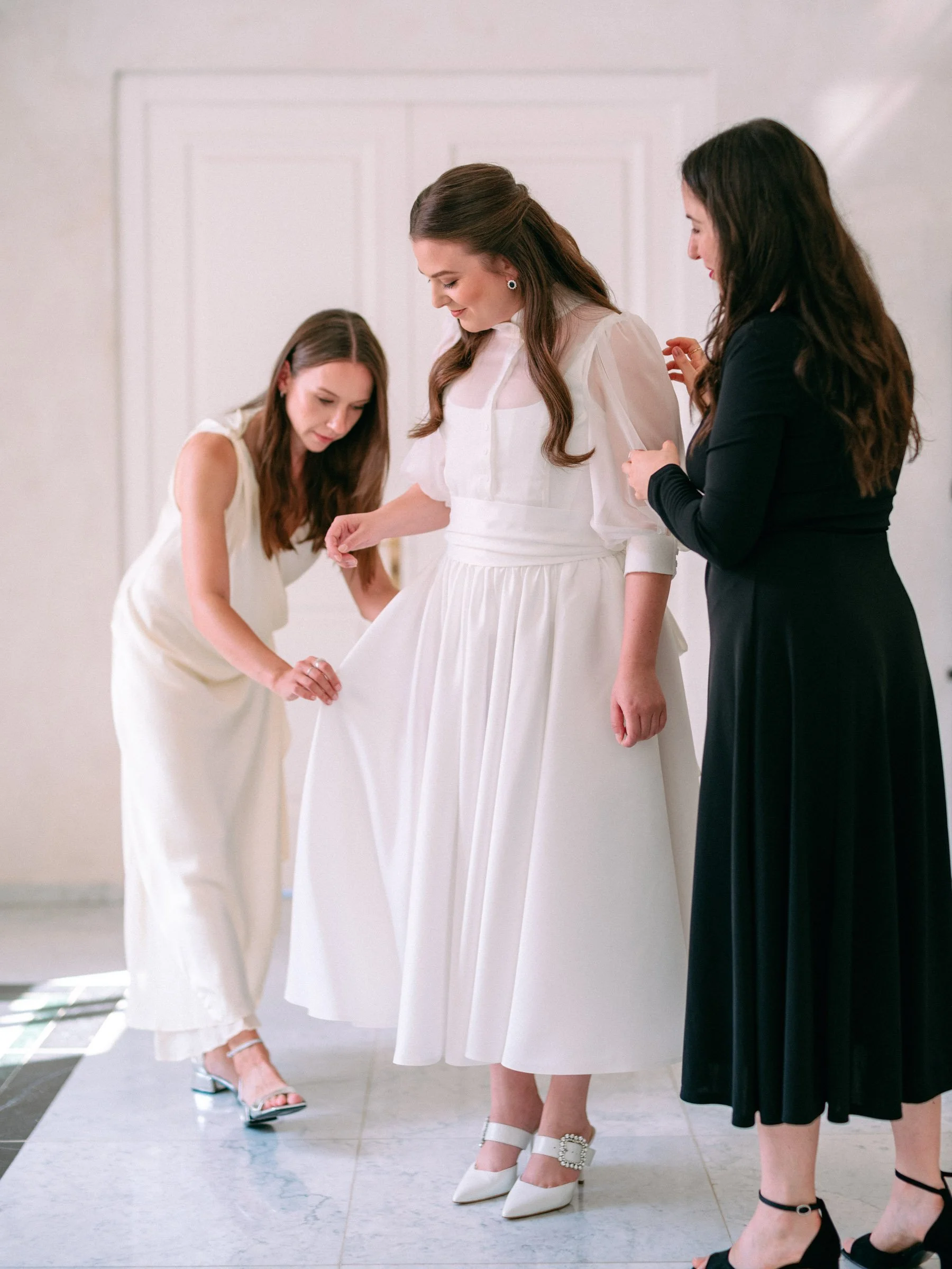 Svatební momentka z přípravy nevěsty, focená pražský fotografem v editorial stylu.