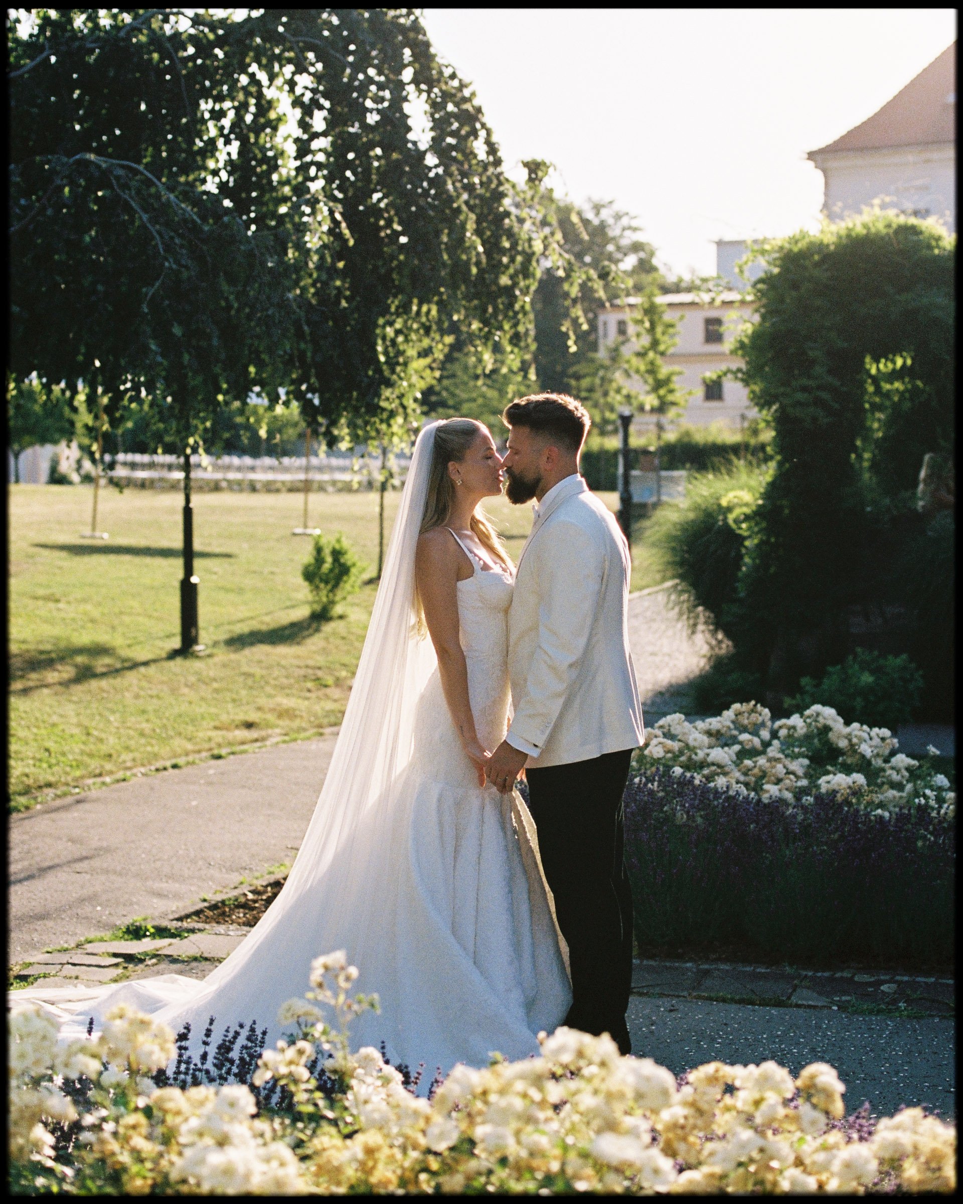 R1-03836-025A.jpg
