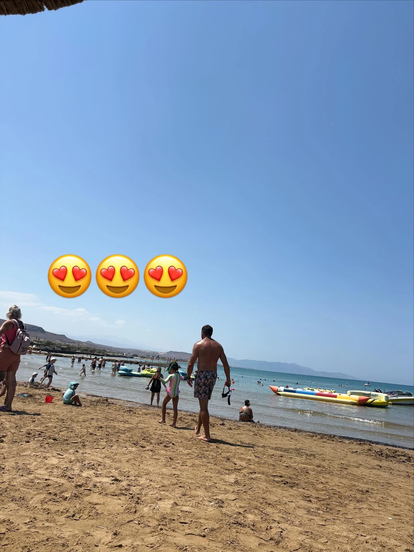 Not the perfect photo&hellip; but actually the perfect memory 🥰. Spending quality time with my family 😎 (Being on holiday and on a beach helps 🤭)

Meaningful &amp; Memorable.
Just like The Art of Birthdays 💙

Ps: I&rsquo;m also dropping the &ldqu
