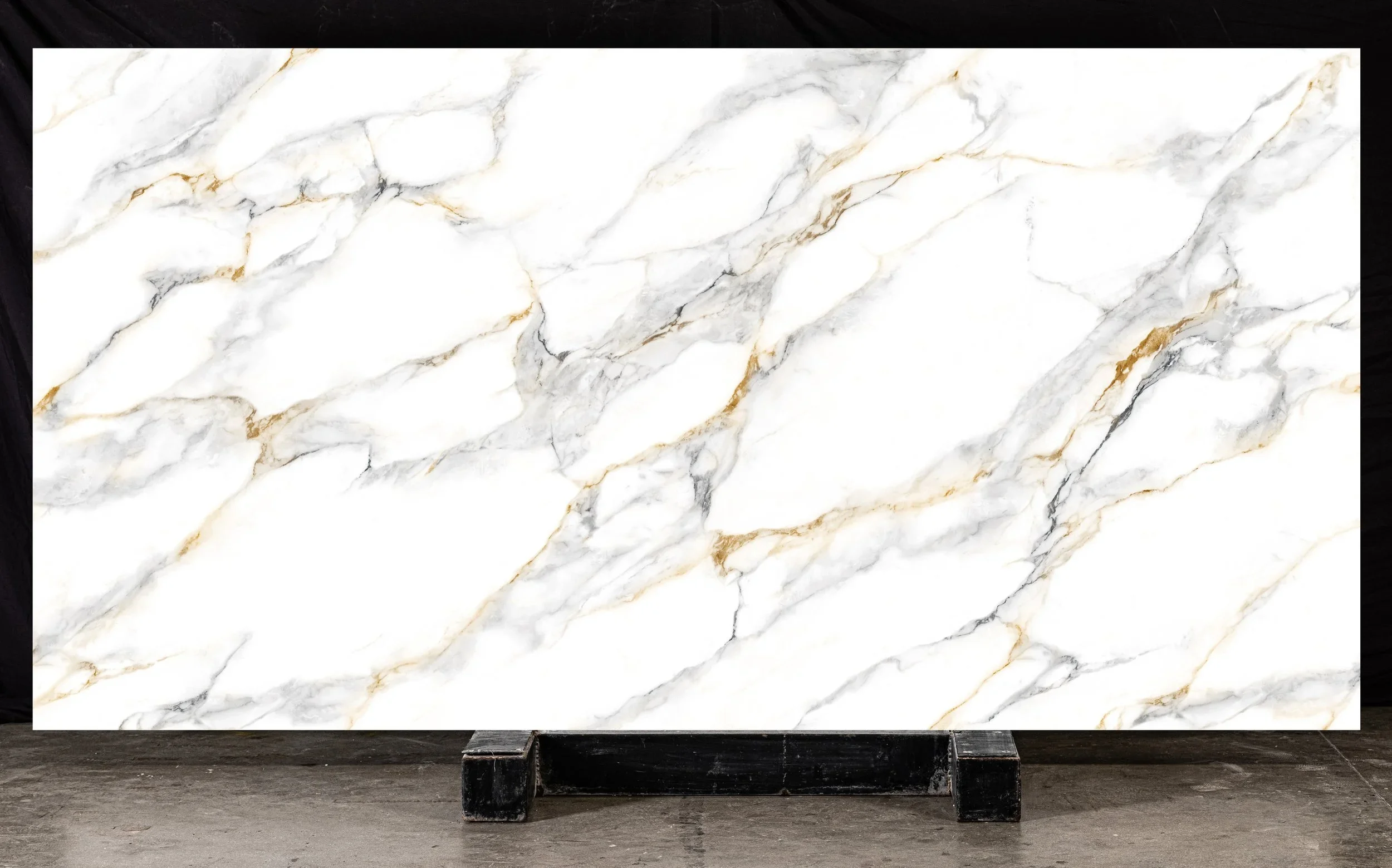 vagli gold with stand.webp