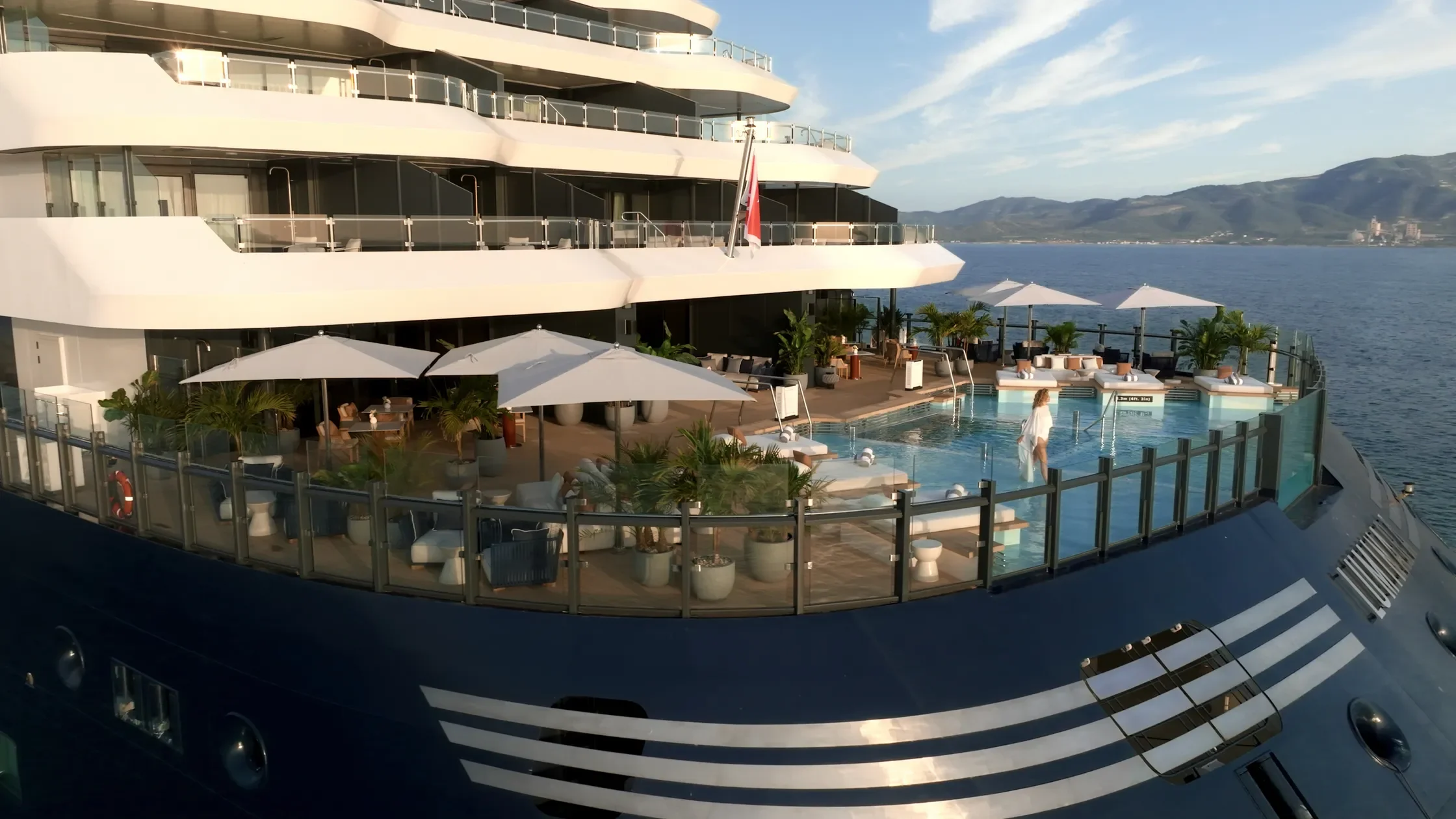 Luminara: A Floral Atmosphere at Sea