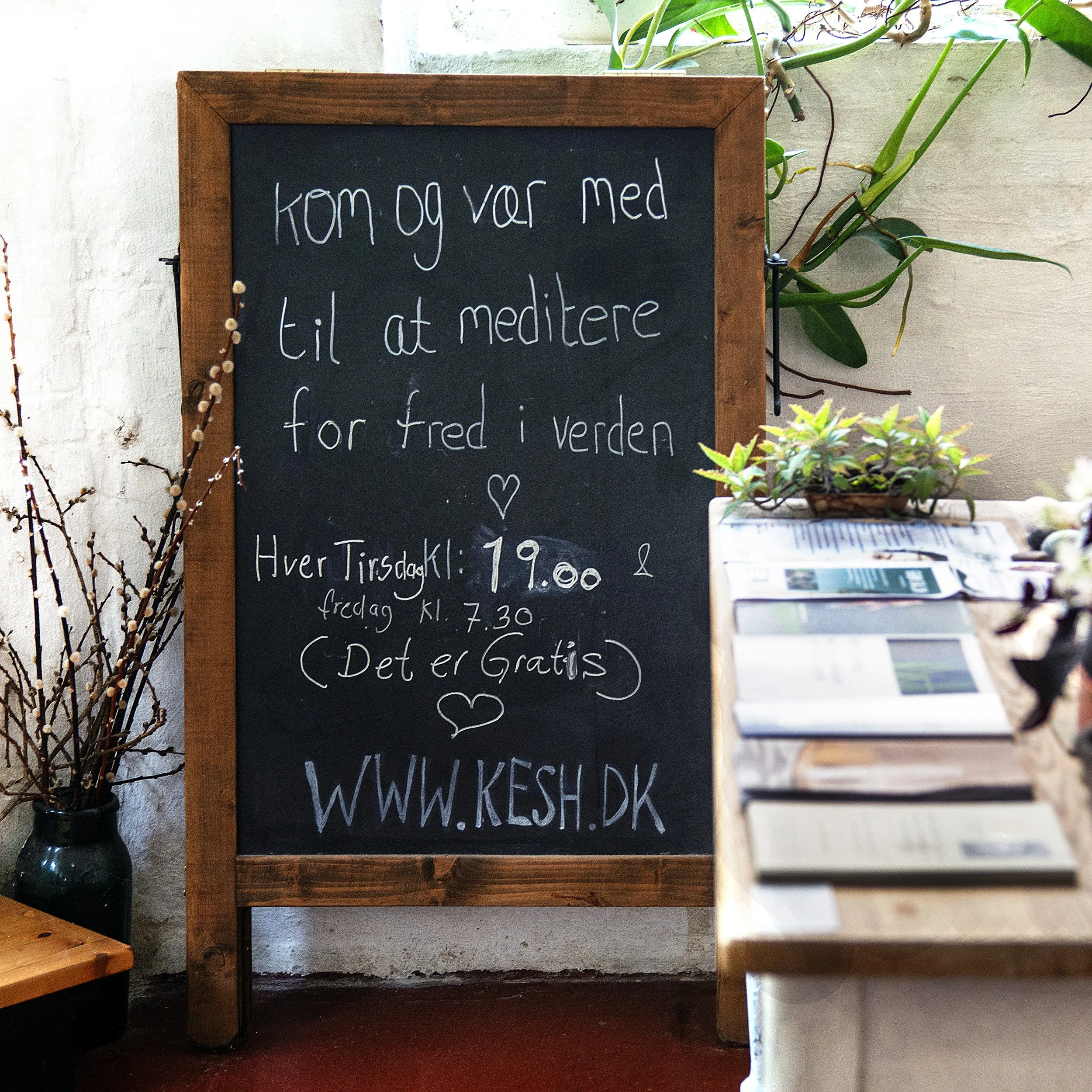 A sign at Kesh salon with the meditation times