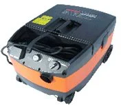 Schwarz oranger Staubsauger 1200 W, Nass- und Trockensauger        
Rüttelautomatik    
Ein- u. Ausschaltautomatik        
Saugleistung: 250 mbar/Unterdruck        
Saugschlauch: 4 m        
2 Trockenfilter / 1 Nassfilter