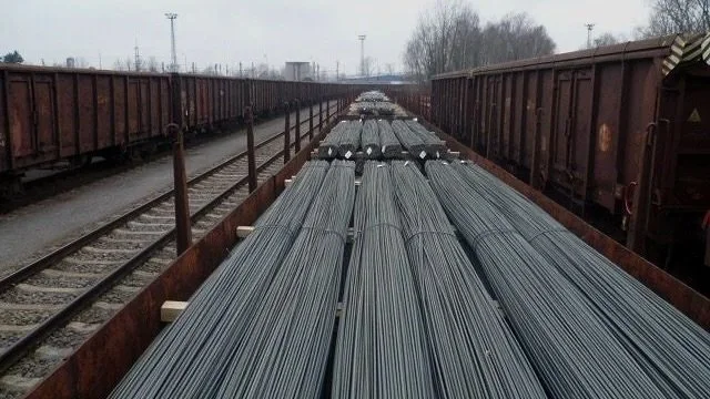 Schalungsanker auf einem Güterwagen