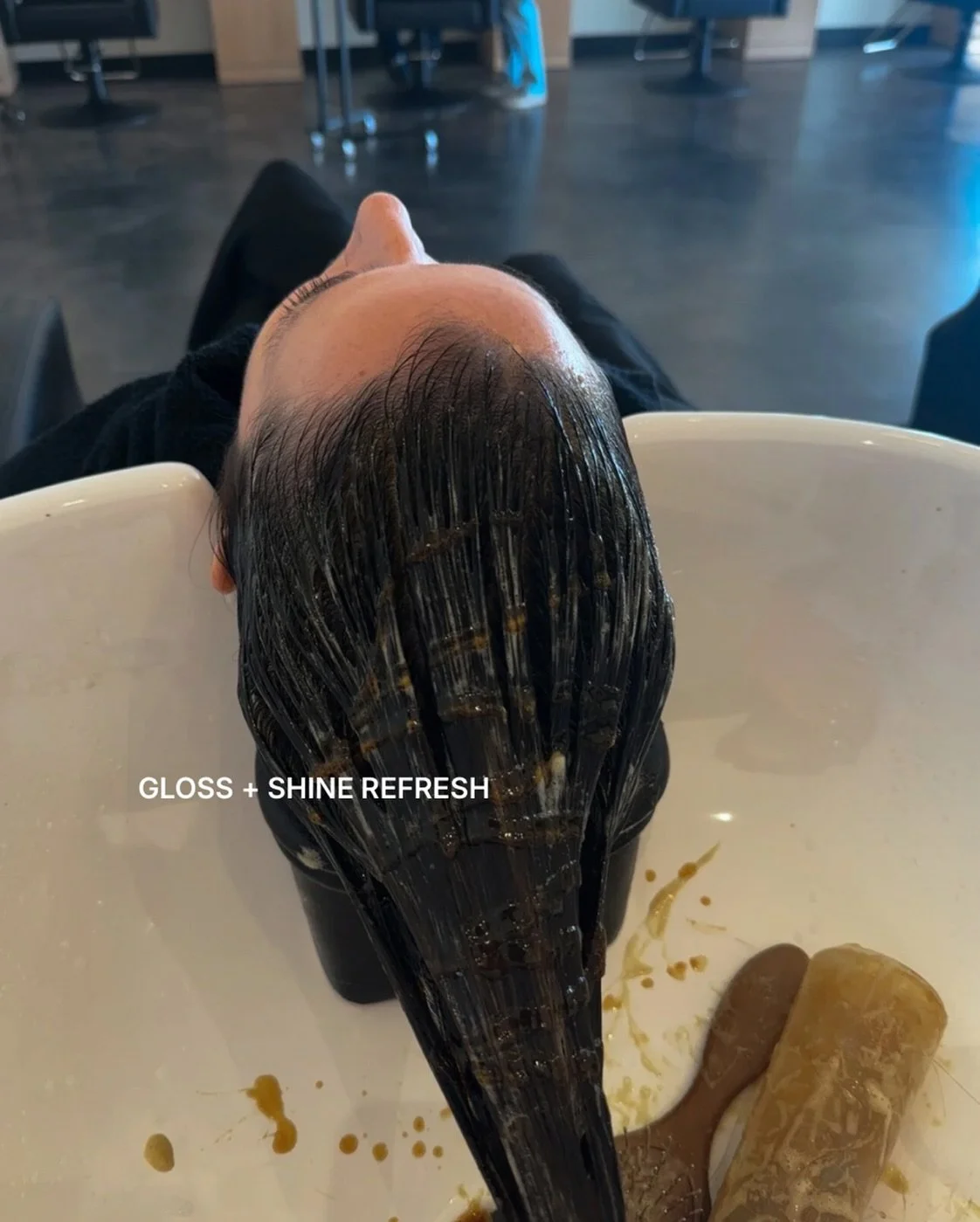 A gloss refresh is one of the most underrated ways to maintain your color 🤎

It balances and refines your tone, seals the cuticle for a smoother feel, and restores the shine that naturally fades over time. 

Glosses also allow for subtle shifts in d