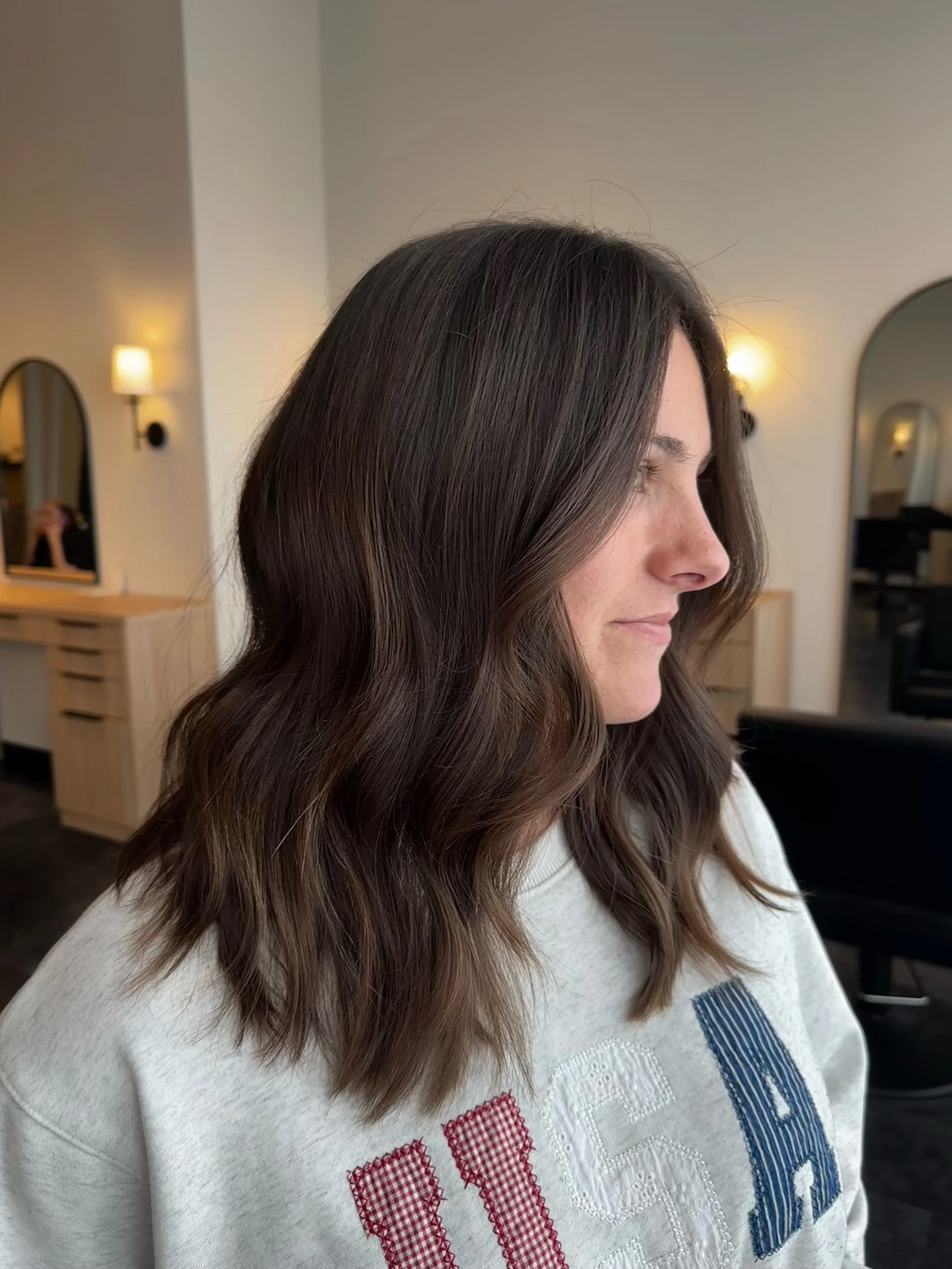 Haircut refresh on my beautiful friend @jenn_mcdd 🥰✨

She had her second baby a few months back and let me pamper her. She has tons of hair so we usually take a few inches off, along with some internal layering to help with movement and feeling ligh
