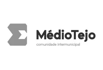 Logo da comunidade intermunicipal Médio Tejo, com símbolo estilizado e texto.