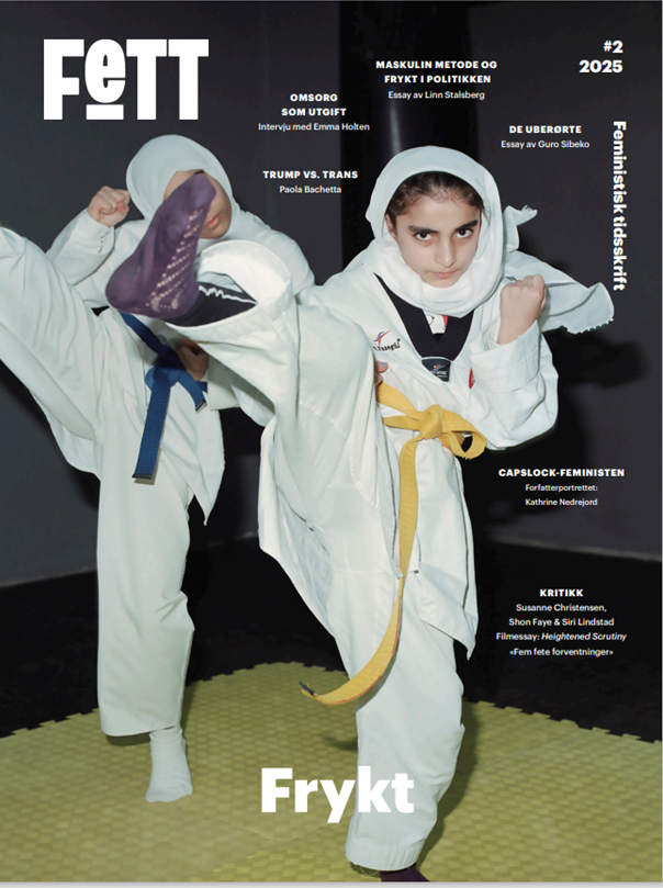 To unge kvinner iført judo- eller karate-uniformer og i hijab som stirrer inn i kamera, på en gul treningsmatte. Den ene kvinnen har hvit uniform og gult belte, den andre har hvit uniform og lilla belte. 