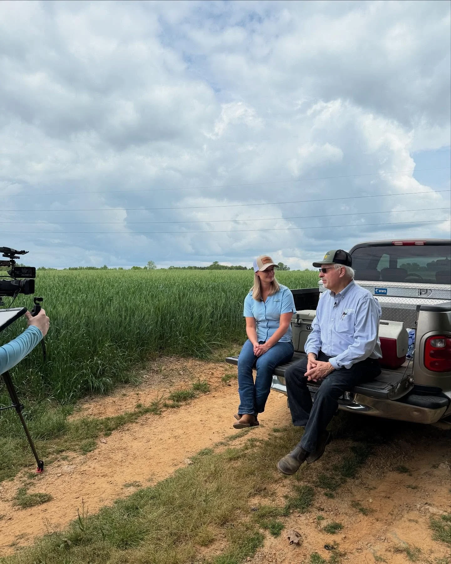 BTS look during filming of some new segments with @oncarolinasoilwithemily 

@thomas_family_farms taught us about hog nutrition, soil health and cover cropping, and showed us how their operation is managed by a family with complimentary skill sets.