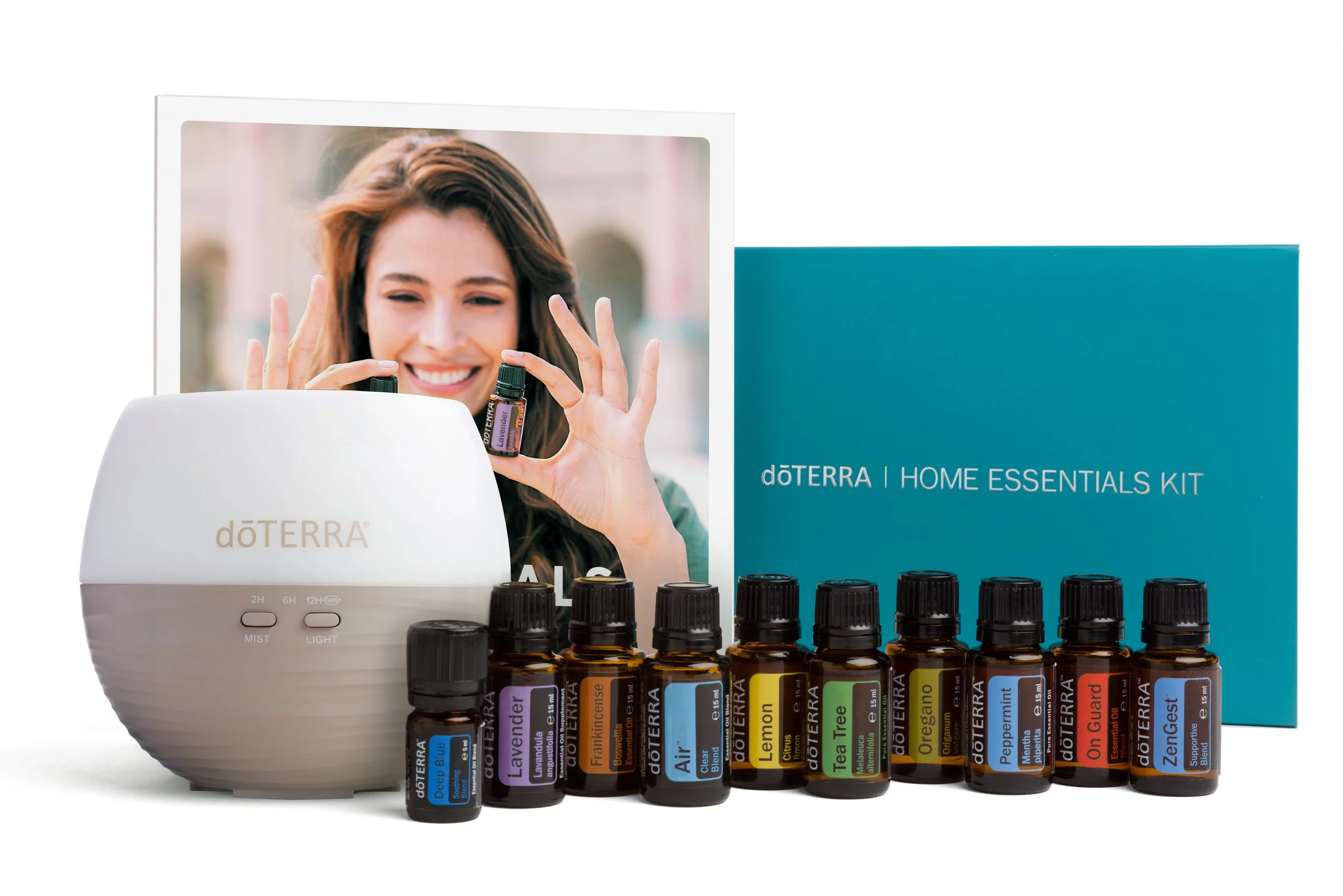 Ein doTERRA Home Essentials Kit mit verschiedenen ätherischen Ölen, einem Ultraschall-Diffusor und einer Frau im Hintergrund, die die Öle hält.