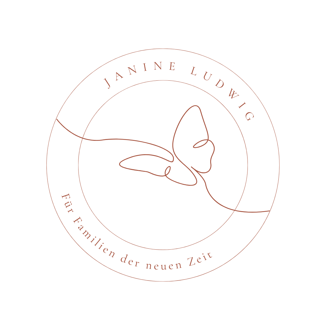 Ein minimalistisches Logo mit einer durchgehenden Linie, die eine Libelle zeichnet, umgeben von einem Kreis. Im Kreis steht oben 'Janne Ludwig' und unten 'Für Familien der neuen Zeit'.