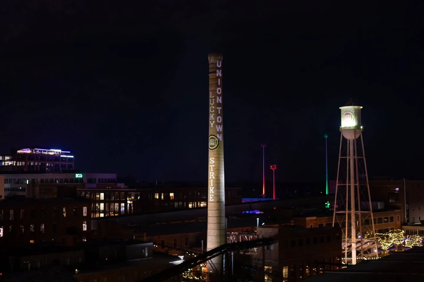 BULL CITY LIGHT SHOW! This weekend, labor activists projected slogans on Amazon warehouses across Durham. The Bull City is a union town - and CAUSE&rsquo;s campaign here is just getting started :)

#amazoncause #labor #raiseupthesouth