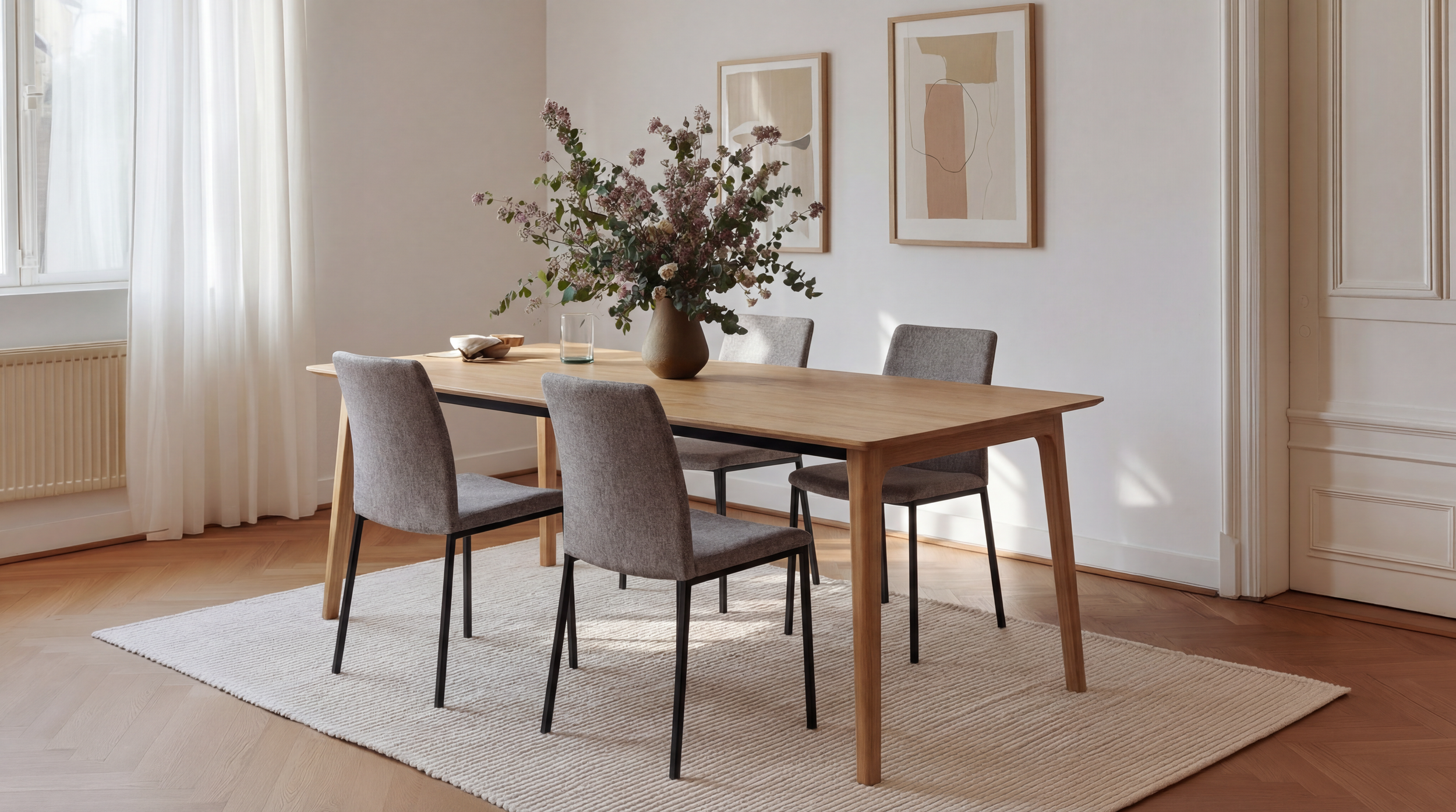 260304_FINO_Tisch_Eiche_Stuhl_beige.png
