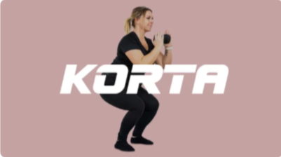 En kvinna gör knäböjövningar med hantlar framför en rosa bakgrund och texten 'KORTA'.